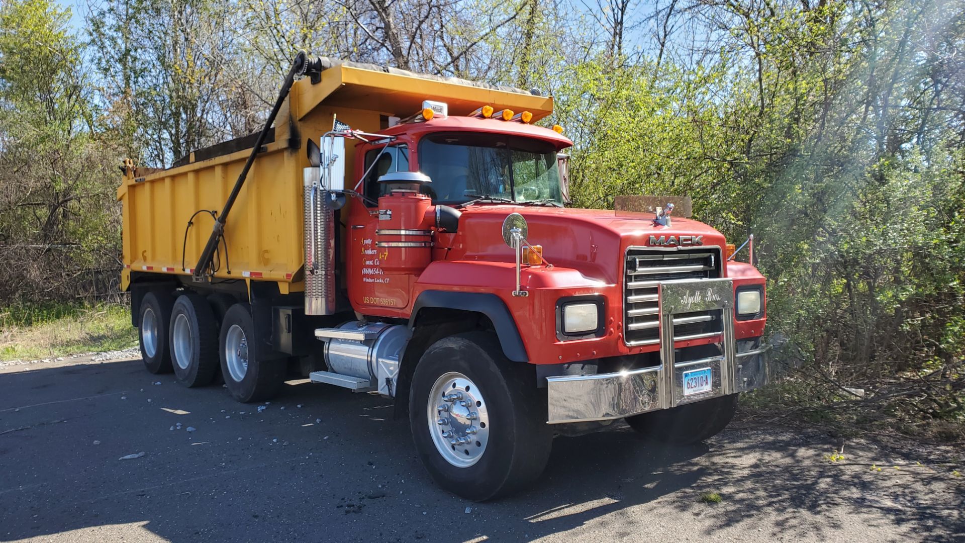 2000 MACK RD688S Dump Truck, triaxle, 282,068 miles, 25,680 hours, VN 1M2P324C9YM053284