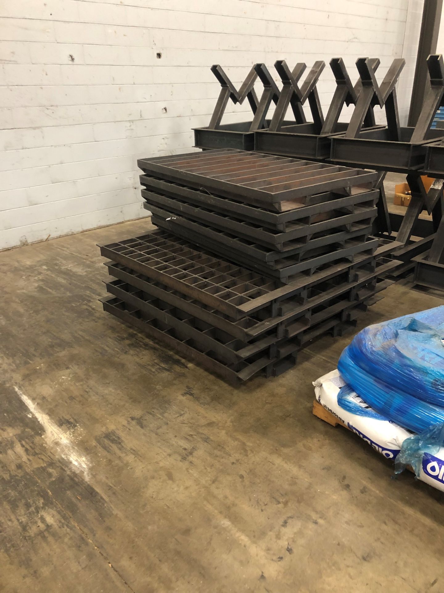 Flat coil annealing trays