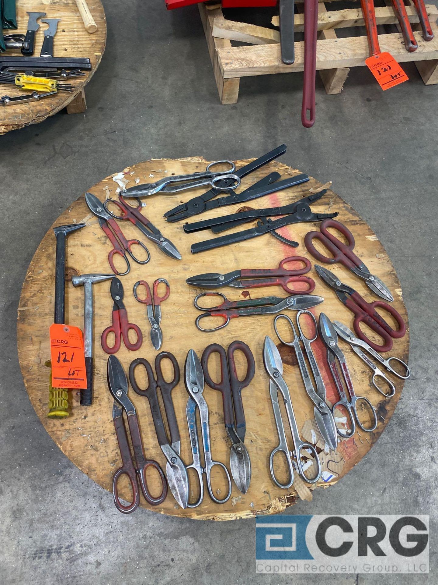 Lot of assorted hand tools, including (17) shears, Allen wrenches including Vallen 15 piece Arm - Image 7 of 11