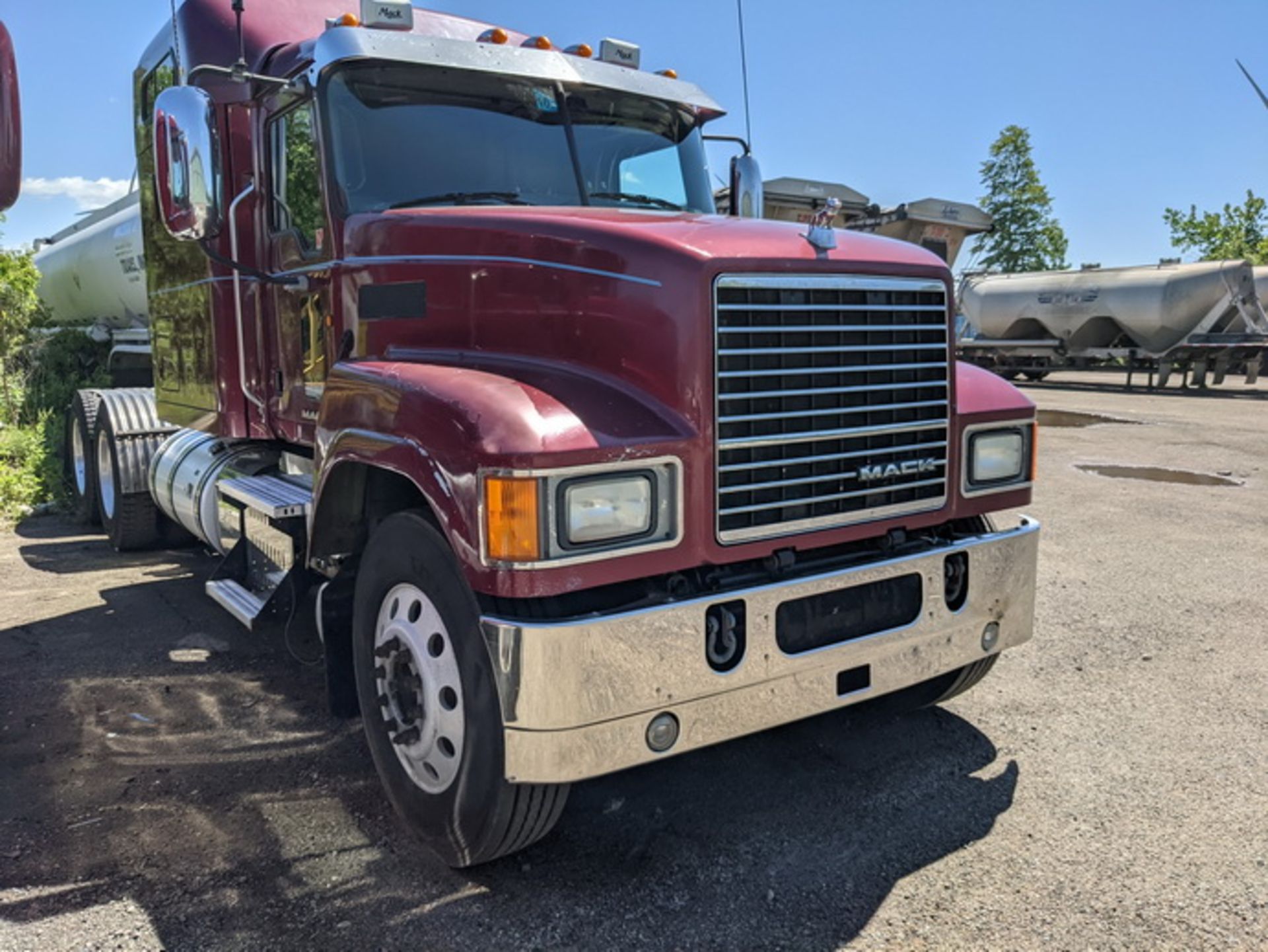 2014 Mack CHU613 tandem axle sleeper, Mack MP8 505C H.P. engine, Fuller 18sp manual transmission, - Image 2 of 37