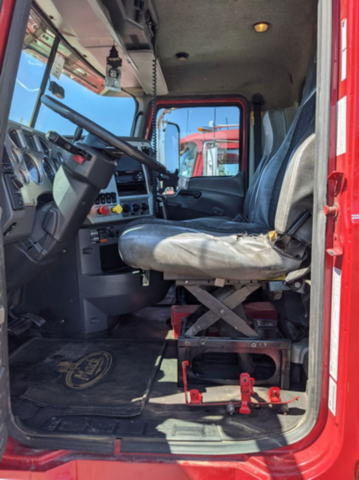 2016 Mack CHU613 tandem axle day cab, Mack MP8 505C H.P. engine, Fuller 18sp manual transmission, - Image 14 of 19