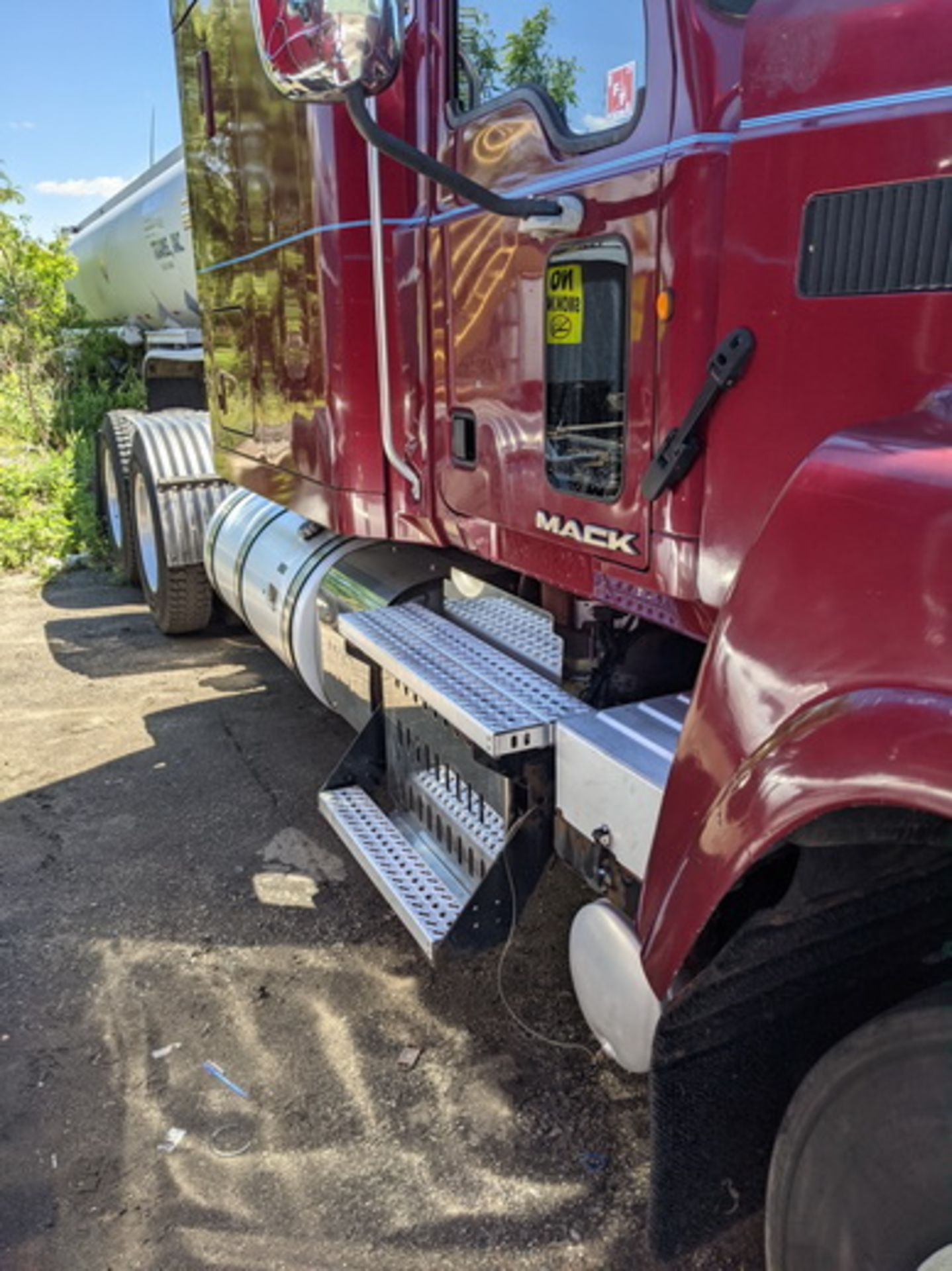 2014 Mack CHU613 tandem axle sleeper, Mack MP8 505C H.P. engine, Fuller 18sp manual transmission, - Image 10 of 37