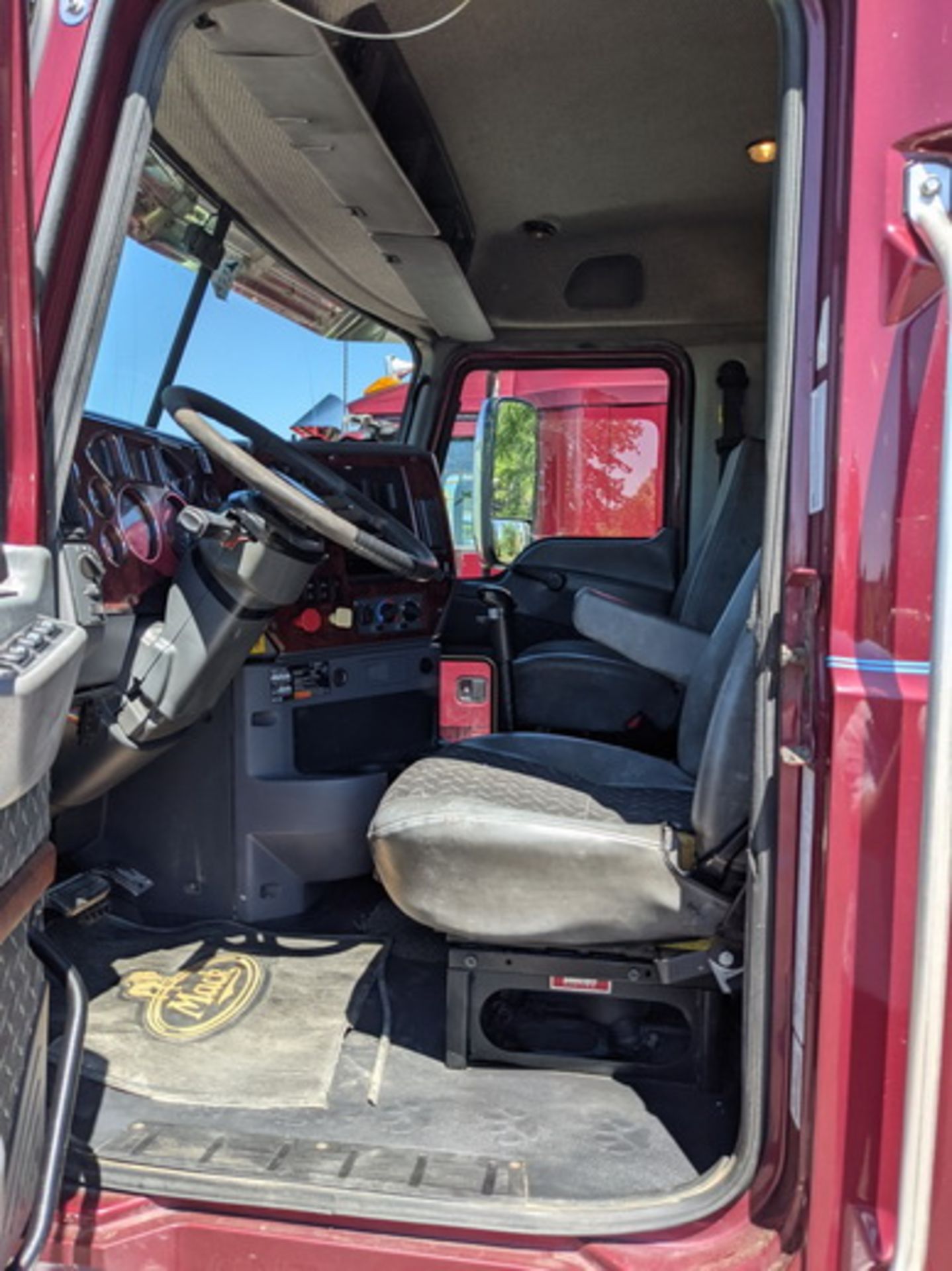 2014 Mack CHU613 tandem axle sleeper, Mack MP8 505C H.P. engine, Fuller 18sp manual transmission, - Image 21 of 37