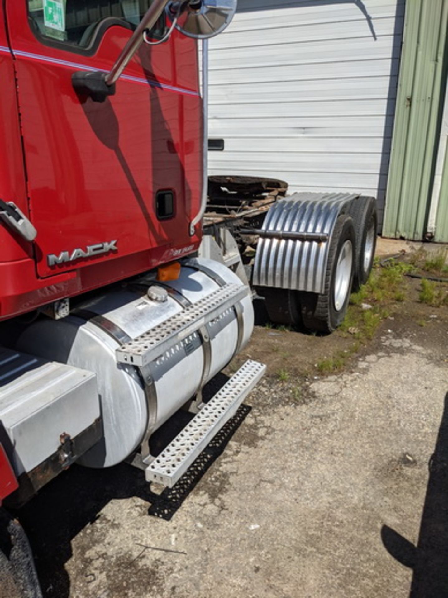 2010 Mack CHU613 tandem axle day cab, Mack M8 425E H.P. engine, Fuller 8LL manual transmission, - Image 6 of 19