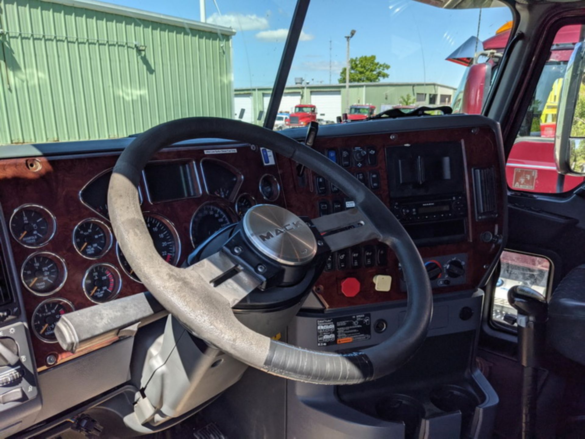 2014 Mack CHU613 tandem axle sleeper, Mack MP8 505C H.P. engine, Fuller 18sp manual transmission, - Image 22 of 37