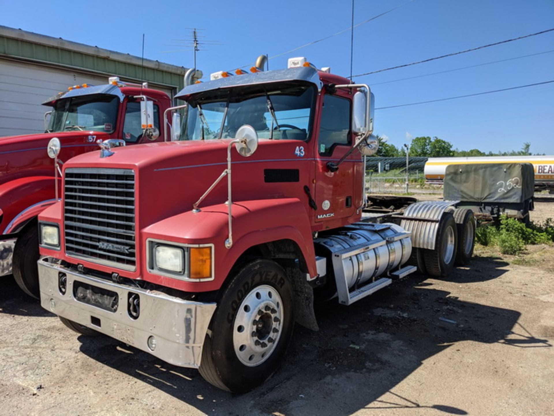 2014 Mack CHU613 tandem axle day cab, Mack MP8 505C H.P. engine, Fuller 18sp manual transmission,