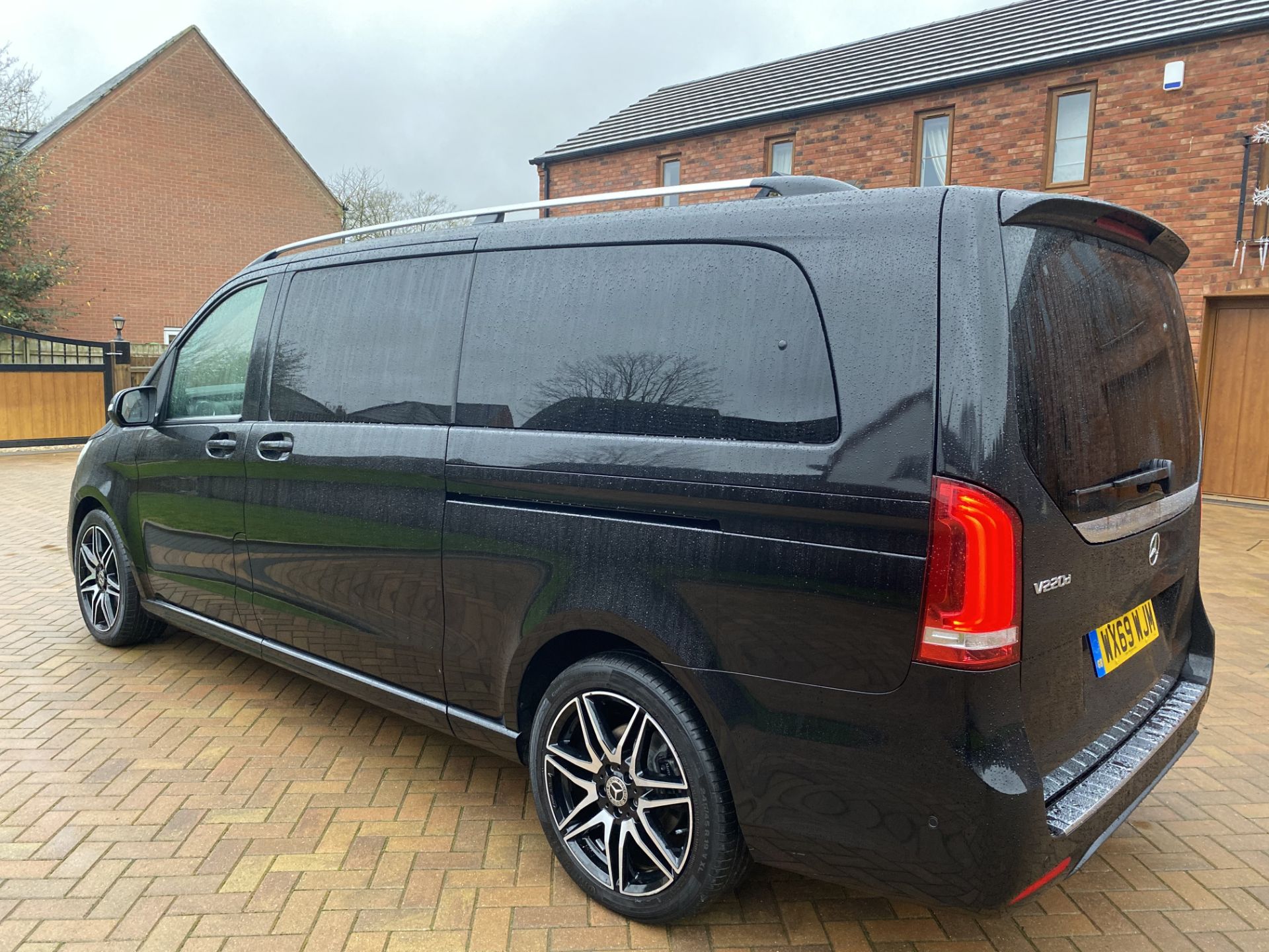 ON SALE MERCEDES-BENZ V220d "AMG LINE" XLWB 8 SEATER LUXURY MPV - 2020 MODEL-AUTO- LEATHER - SAT NAV - Image 7 of 35