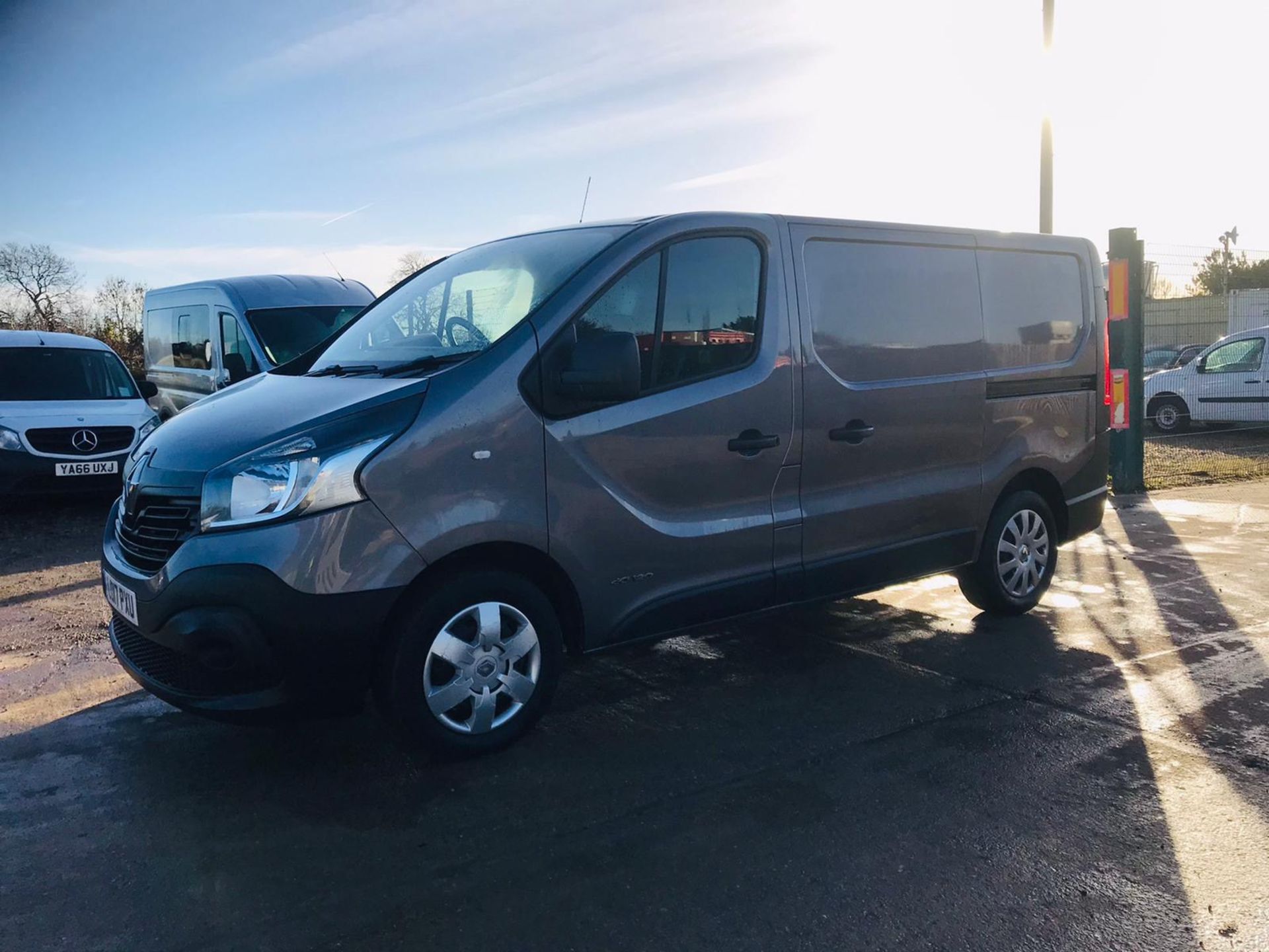 ON SALE RENAULT TRAFIC 1.6DCI "BUSINESS EDITION - HUGE SPEC - EURO 6 - 17 REG - METALLIC GREY - - Image 16 of 18