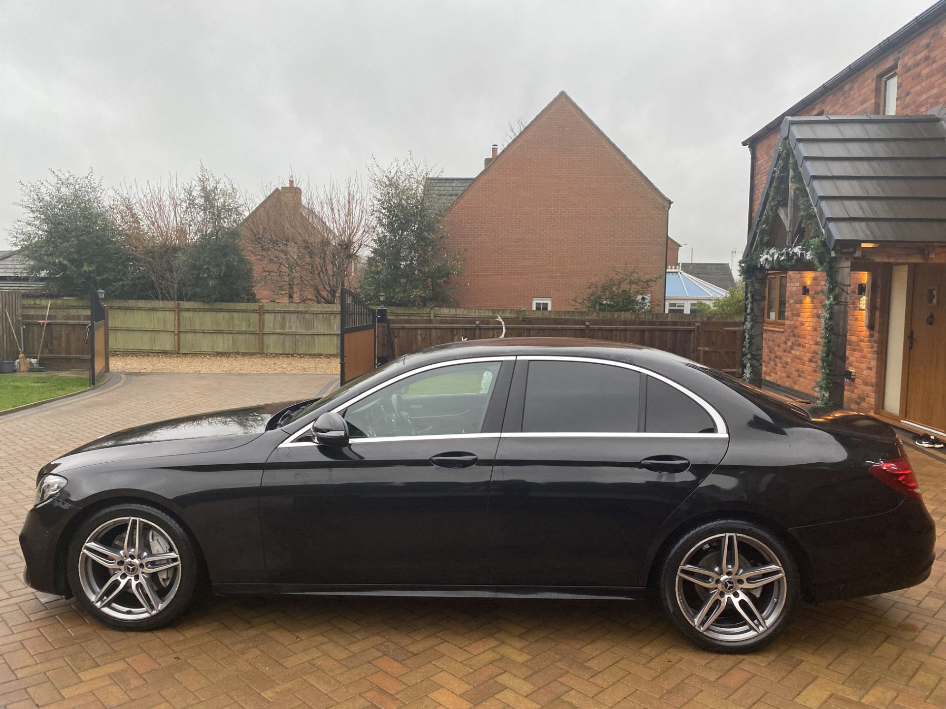 ON SALE MERCEDES E220d AUTO"AMG LINE" SALOON - 18 REG - LOW MILES - 1 KEEPER - LEATHER - GREAT SPEC - Image 5 of 24