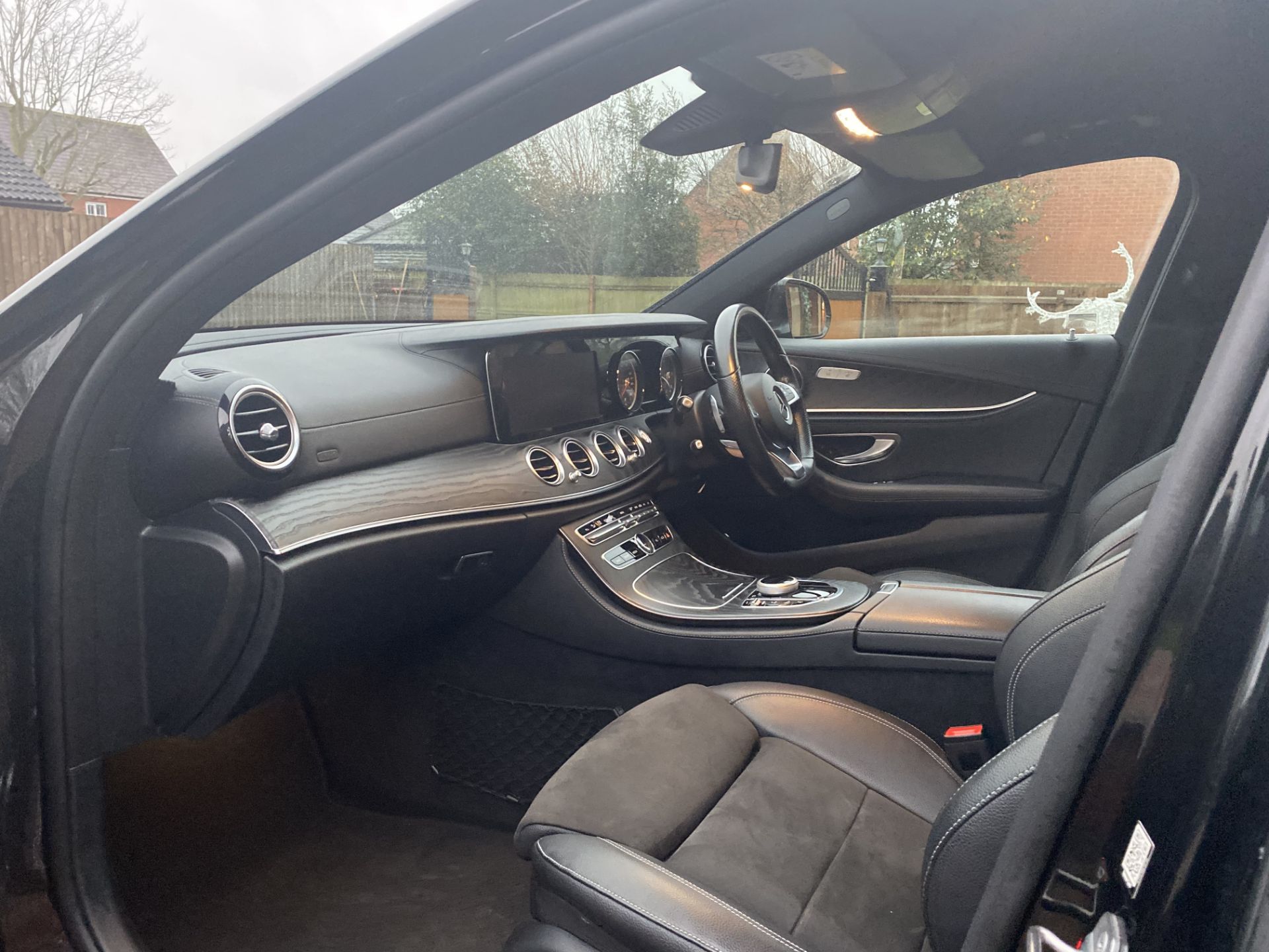 ON SALE MERCEDES E220d AUTO"AMG LINE" SALOON - 18 REG - LOW MILES - 1 KEEPER - LEATHER - GREAT SPEC - Image 13 of 24