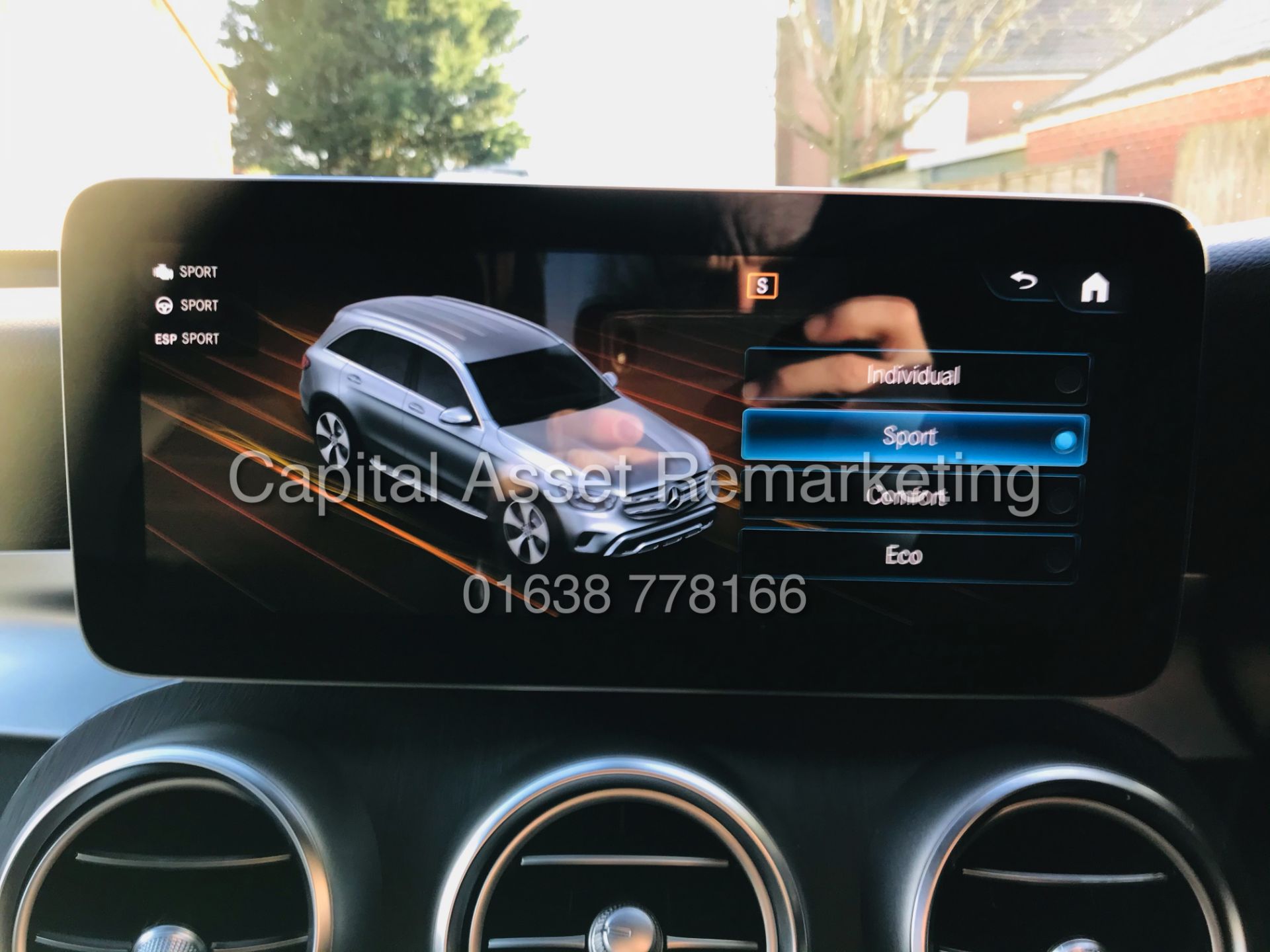 On Sale MERCEDES GLC 220d "AMG-LINE" 9G TRONIC (2020 MODEL) 1 OWNER - SAT NAV - REVERSE CAMERA - Image 34 of 37