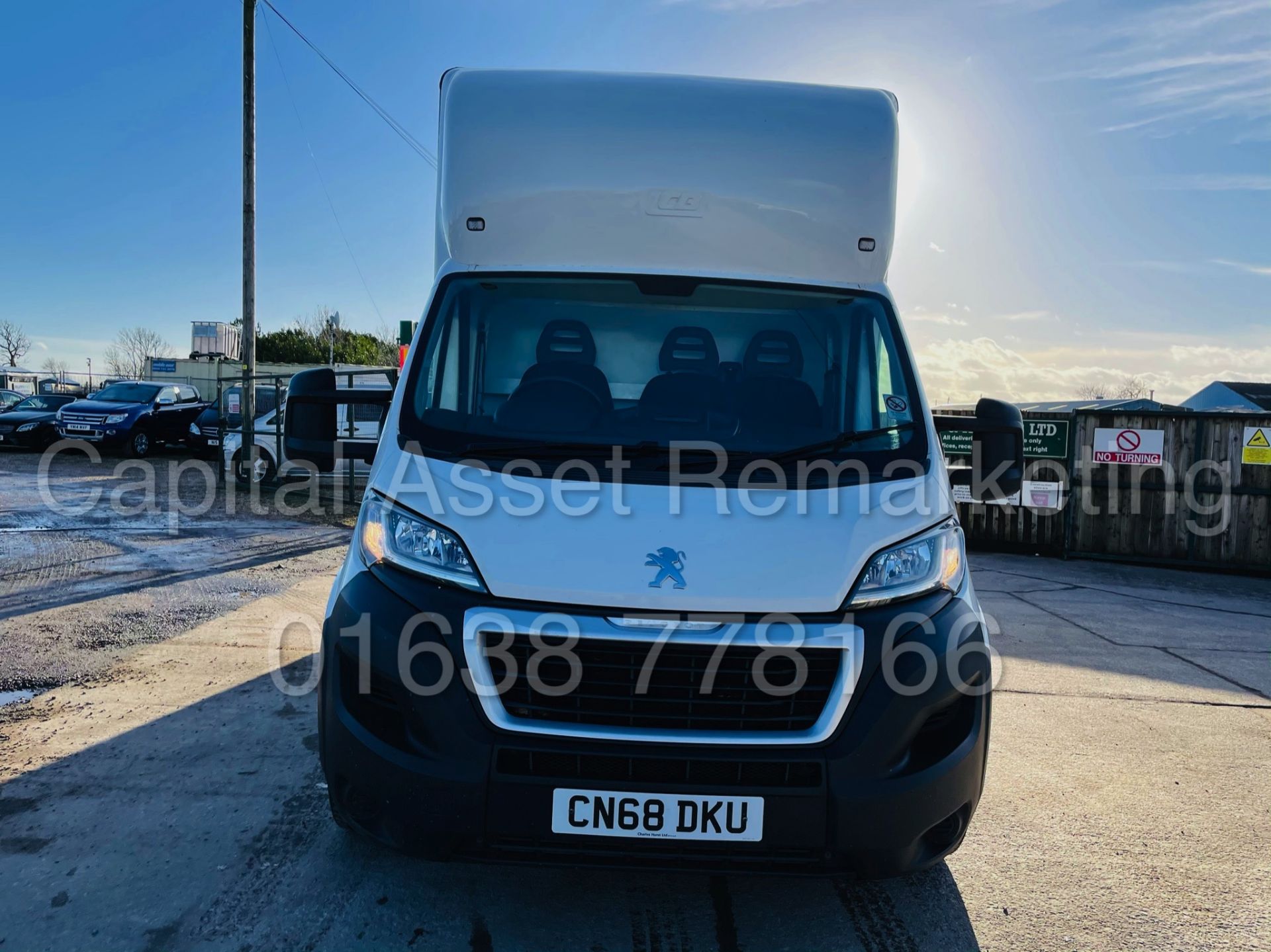 PEUGEOT BOXER 335 *LWB - LO LOADER / LUTON BOX VAN* (2019-EURO 6) '2.0 BLUE HDI - 6 SPEED' (1 OWNER) - Image 14 of 39