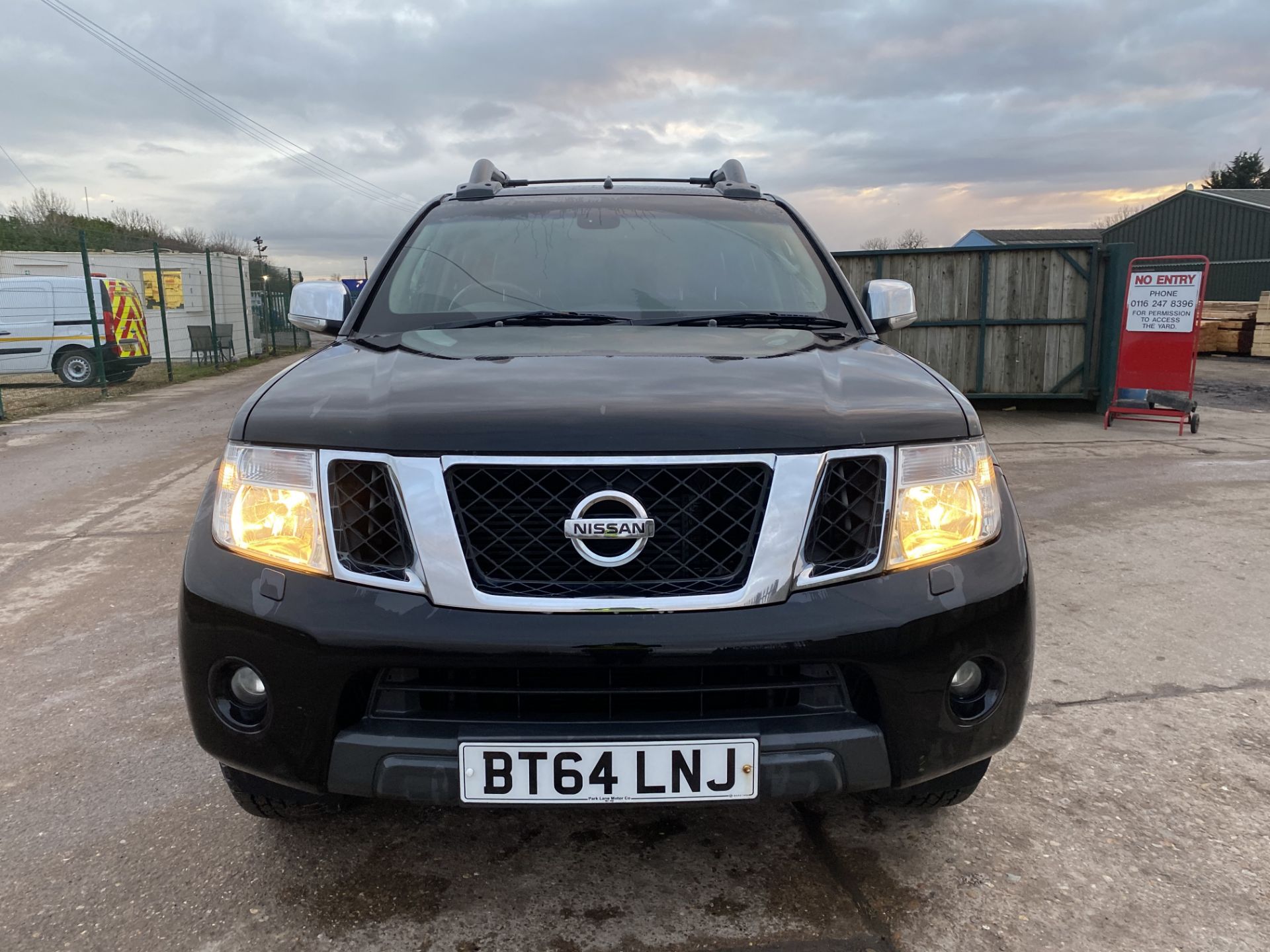 NISSAN NAVARA 2.5DCI "TEKNA" AUTOMATIC - 2015 MODEL - BLACK - SAT NAV - LEATHER - HUGE SPEC -NO VAT! - Image 4 of 8