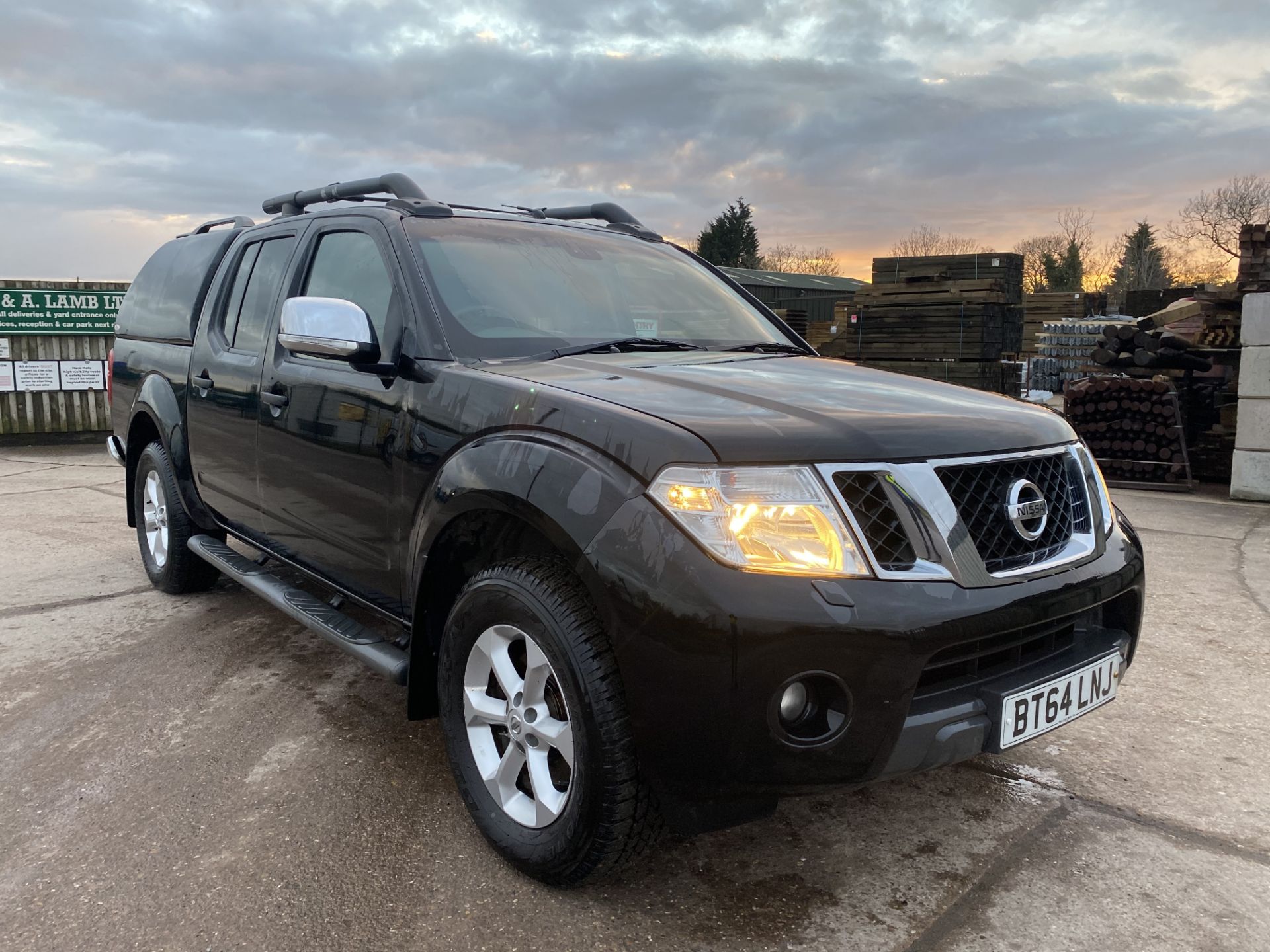 NISSAN NAVARA 2.5DCI "TEKNA" AUTOMATIC - 2015 MODEL - BLACK - SAT NAV - LEATHER - HUGE SPEC -NO VAT! - Image 2 of 8