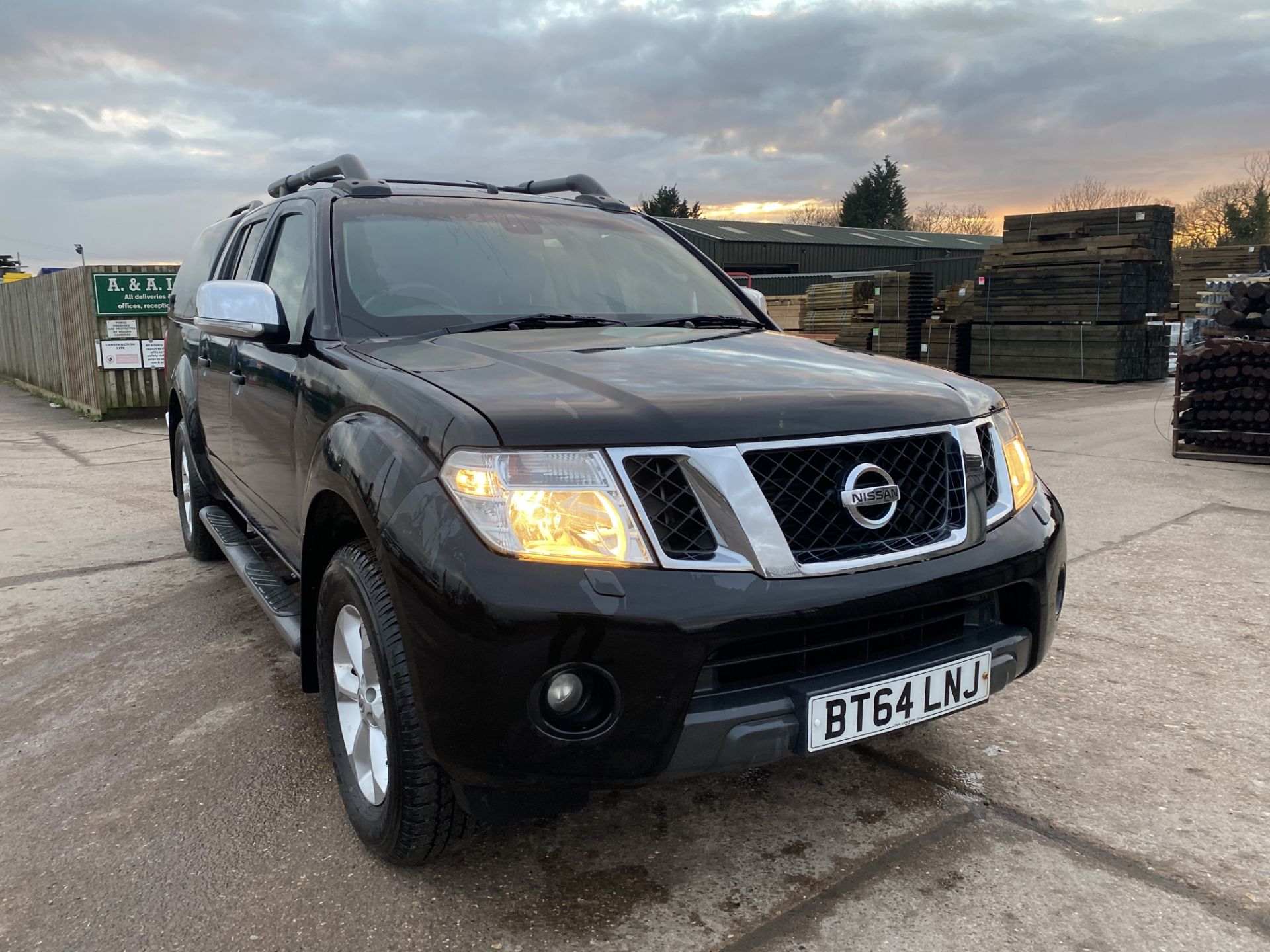 NISSAN NAVARA 2.5DCI "TEKNA" AUTOMATIC - 2015 MODEL - BLACK - SAT NAV - LEATHER - HUGE SPEC -NO VAT! - Image 3 of 8