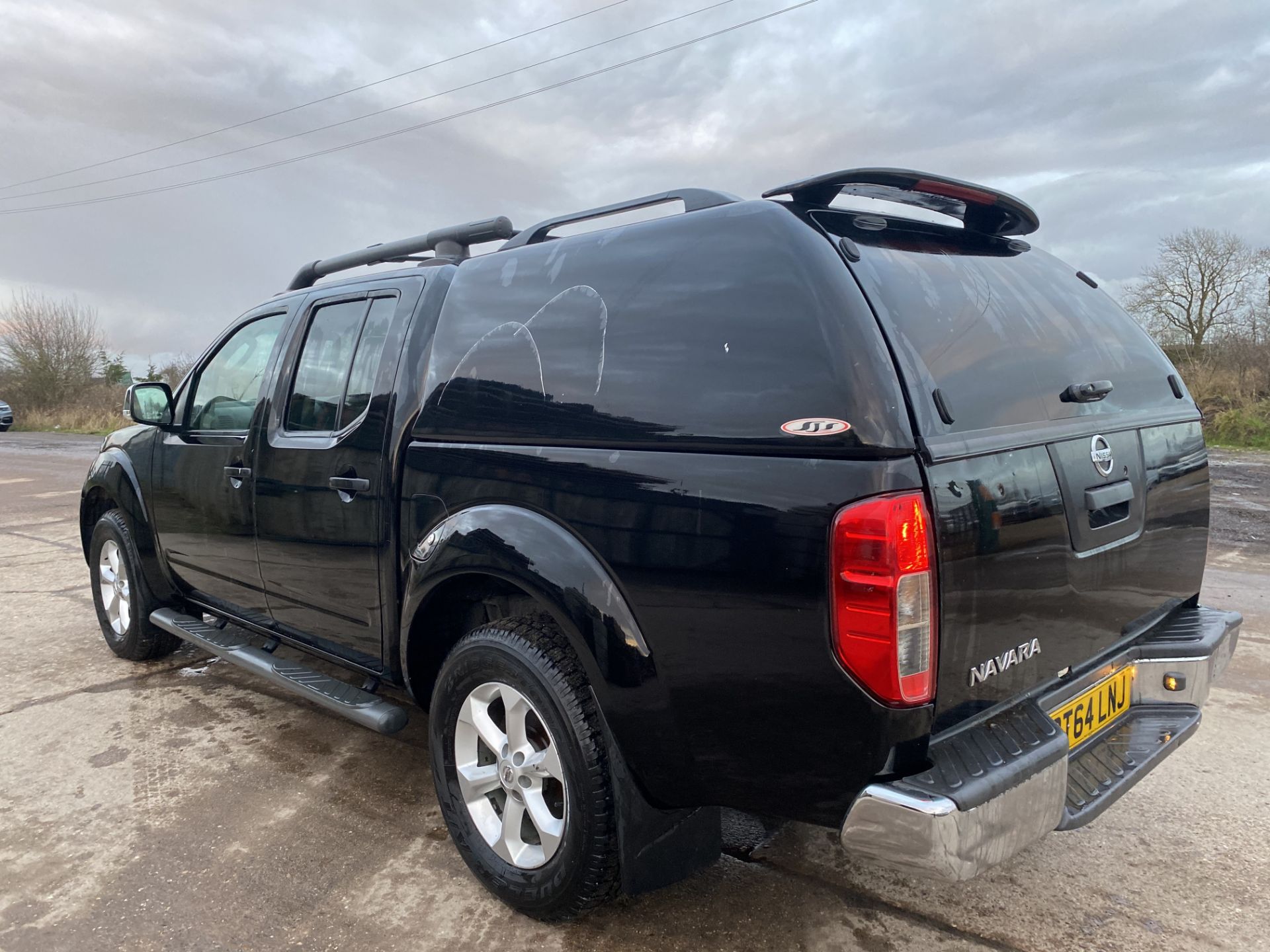 (ON SALE) NISSAN NAVARA "TEKNA" BLACK 2.5DCI AUTOMATIC - 64 REG - LEATHER - SAT NAV - CANOPY -NO VAT - Image 8 of 25