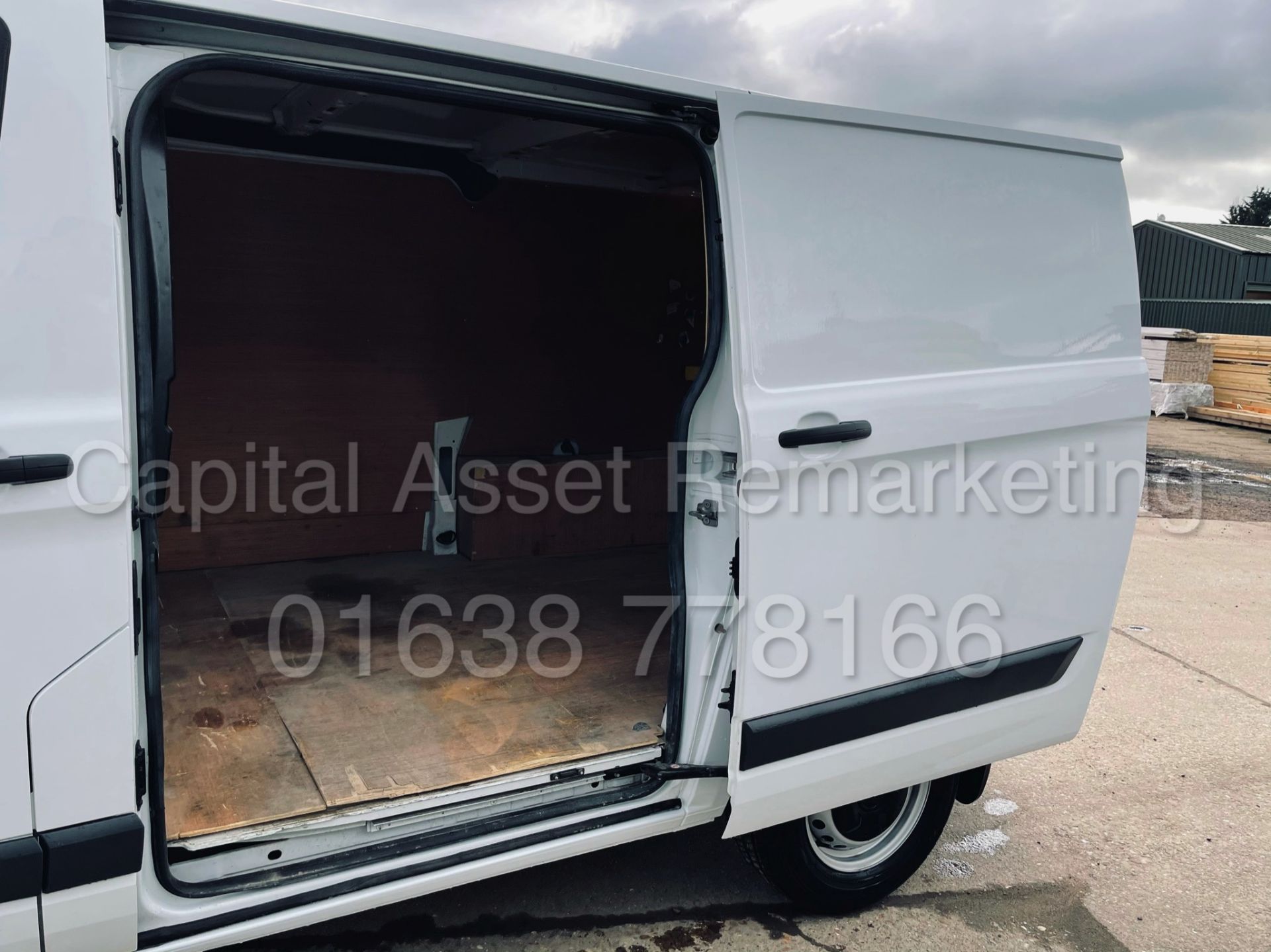 FORD TRANSIT CUSTOM 270 *SWB - PANEL VAN* (2018 - EURO 6) '2.0 TDCI - 6 SPEED' (1 OWNER FROM NEW) - Image 22 of 37