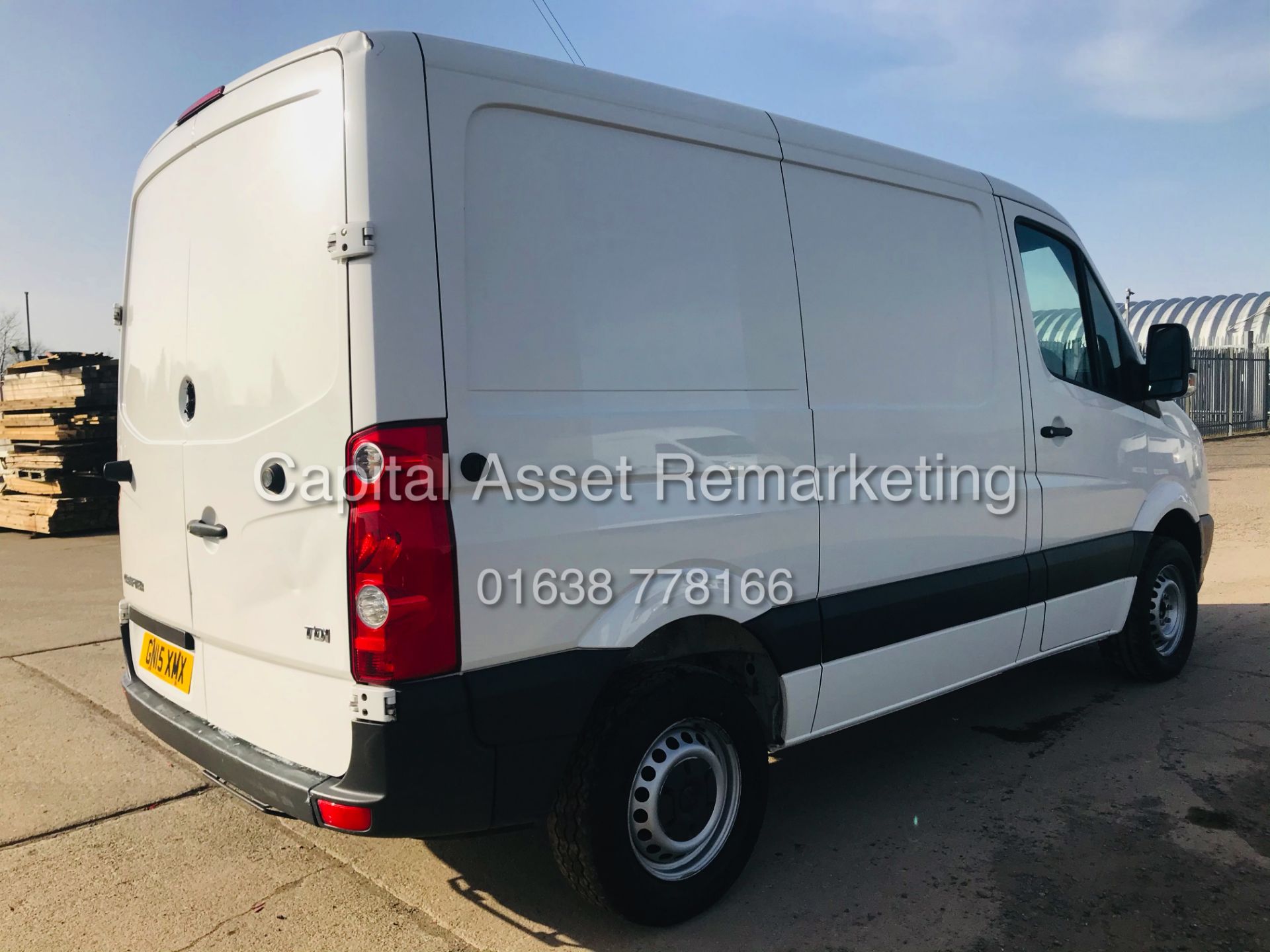 ON SALE VW CRAFTER 2.0TDI CR35 (15 REG) 1 OWNER - CRUISE - ELEC PACK - MULTIFUNCTION STEERING WHEEL - Image 9 of 19