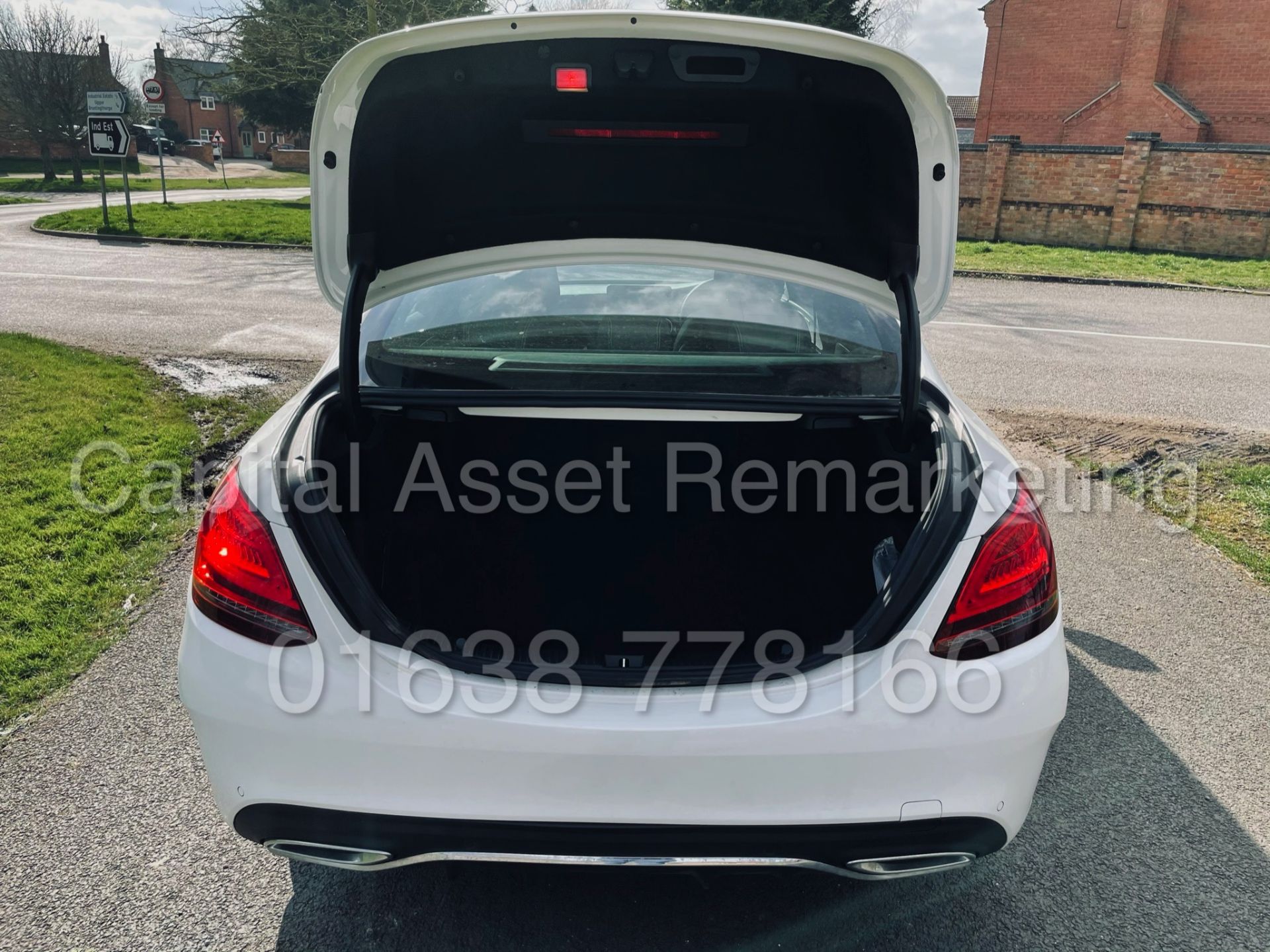 MERCEDES-BENZ C220D *AMG- PREMIUM* SALOON (2019 - NEW MODEL) '9-G TRONIC - NAV' *TOP SPEC* (1 OWNER) - Image 29 of 49