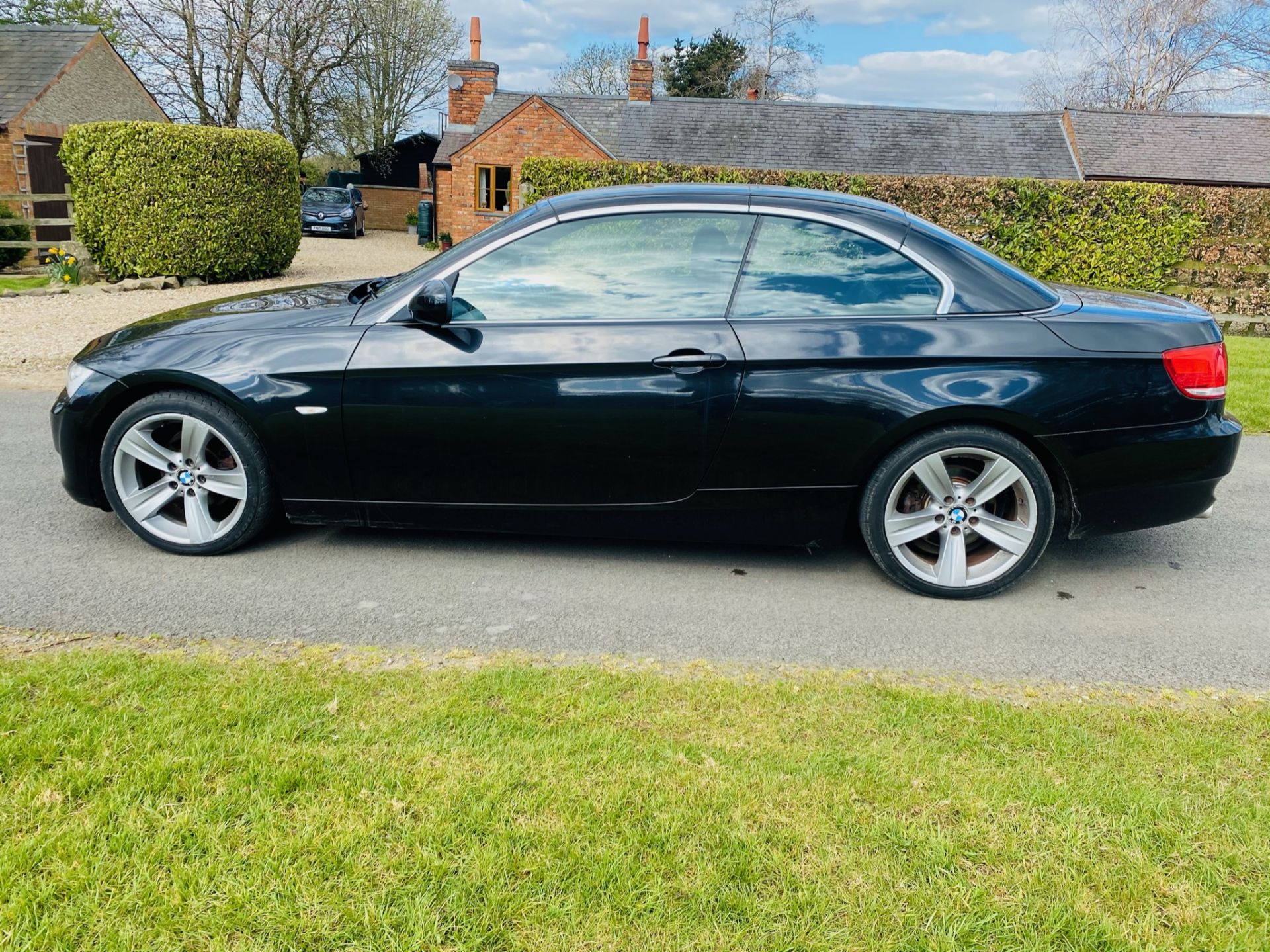 ON SALE BMW 320D "SPECIAL EDITION / HIGHLINE" *CONVERTIBLE* (2010 MODEL) LEATHER -ELEC ROOF *NO VAT* - Image 12 of 21