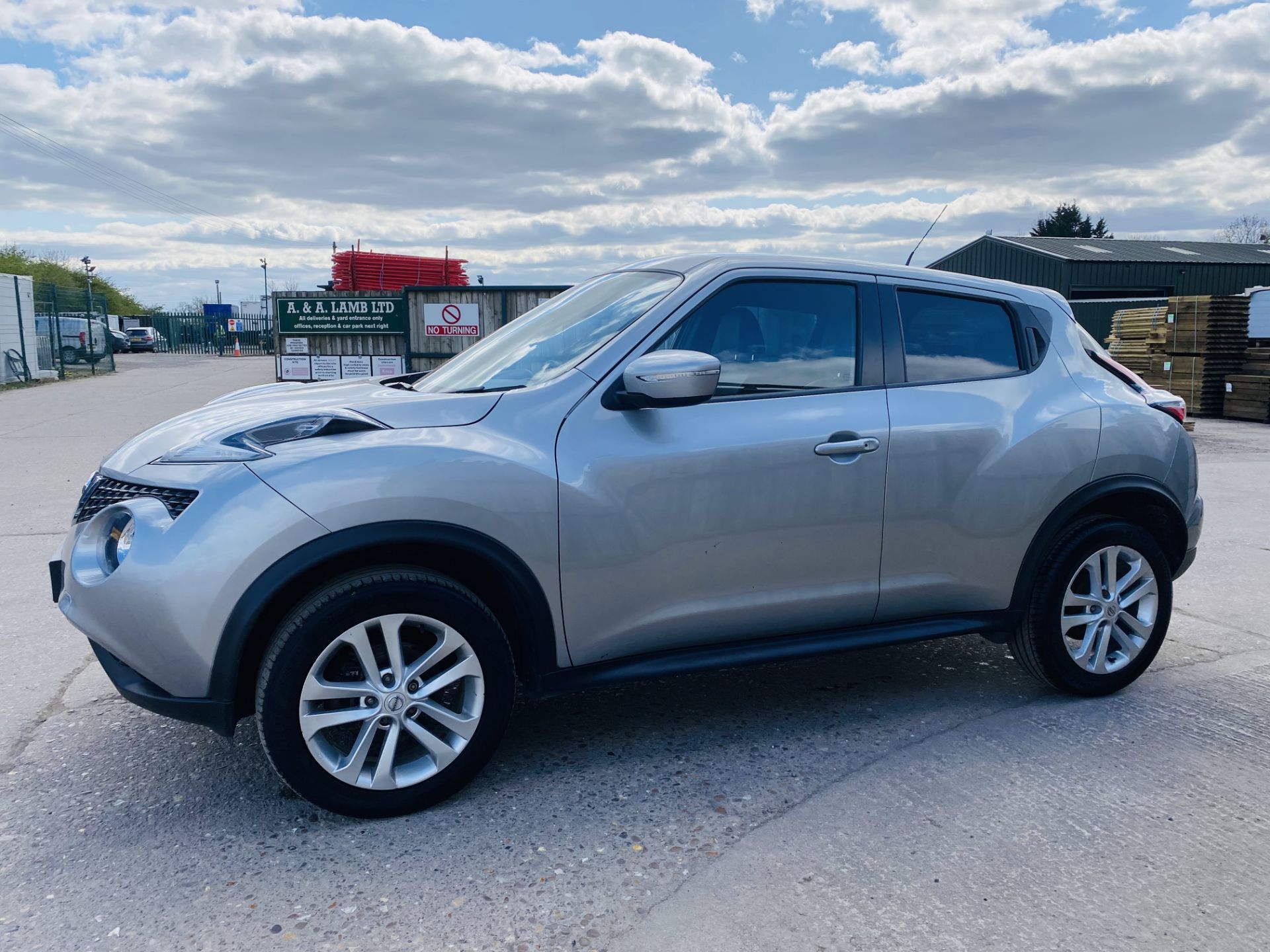 ON SALE NISSAN JUKE N-CONNECTA Cet 1.6 PETROL "AUTO" (SUV) 2018 MODEL - SAT NAV -LEATHER -HUGE SPEC! - Image 6 of 21