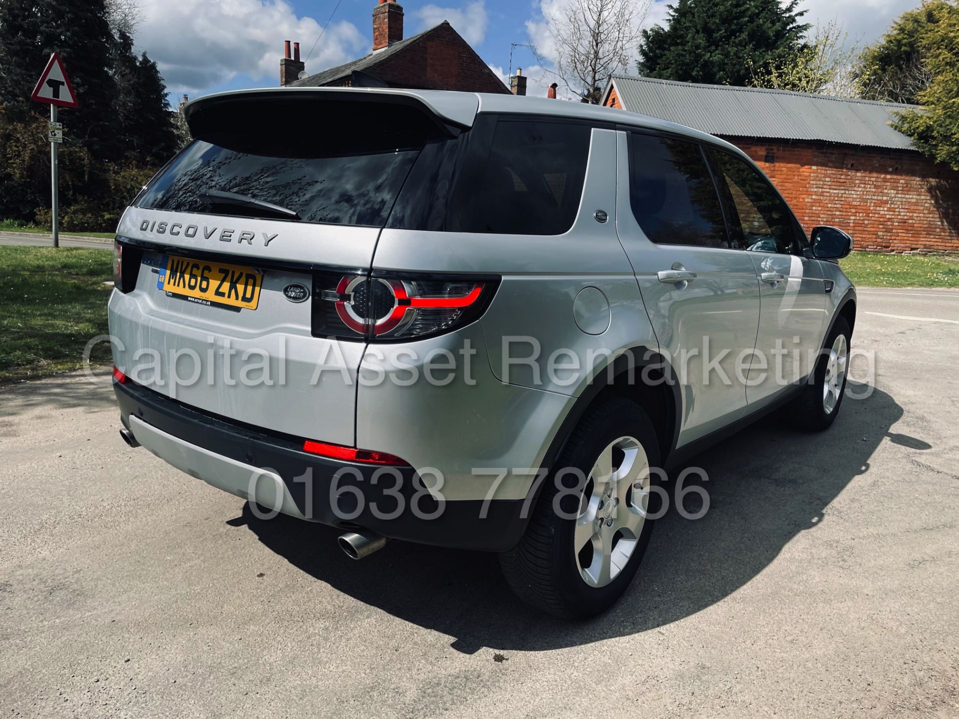 (On Sale) LAND ROVER DISCOVERY SPORT *HSE* SUV (66 REG - 2.0 TD4) *LEATHER - PAN ROOF - SAT NAV* - Image 12 of 55