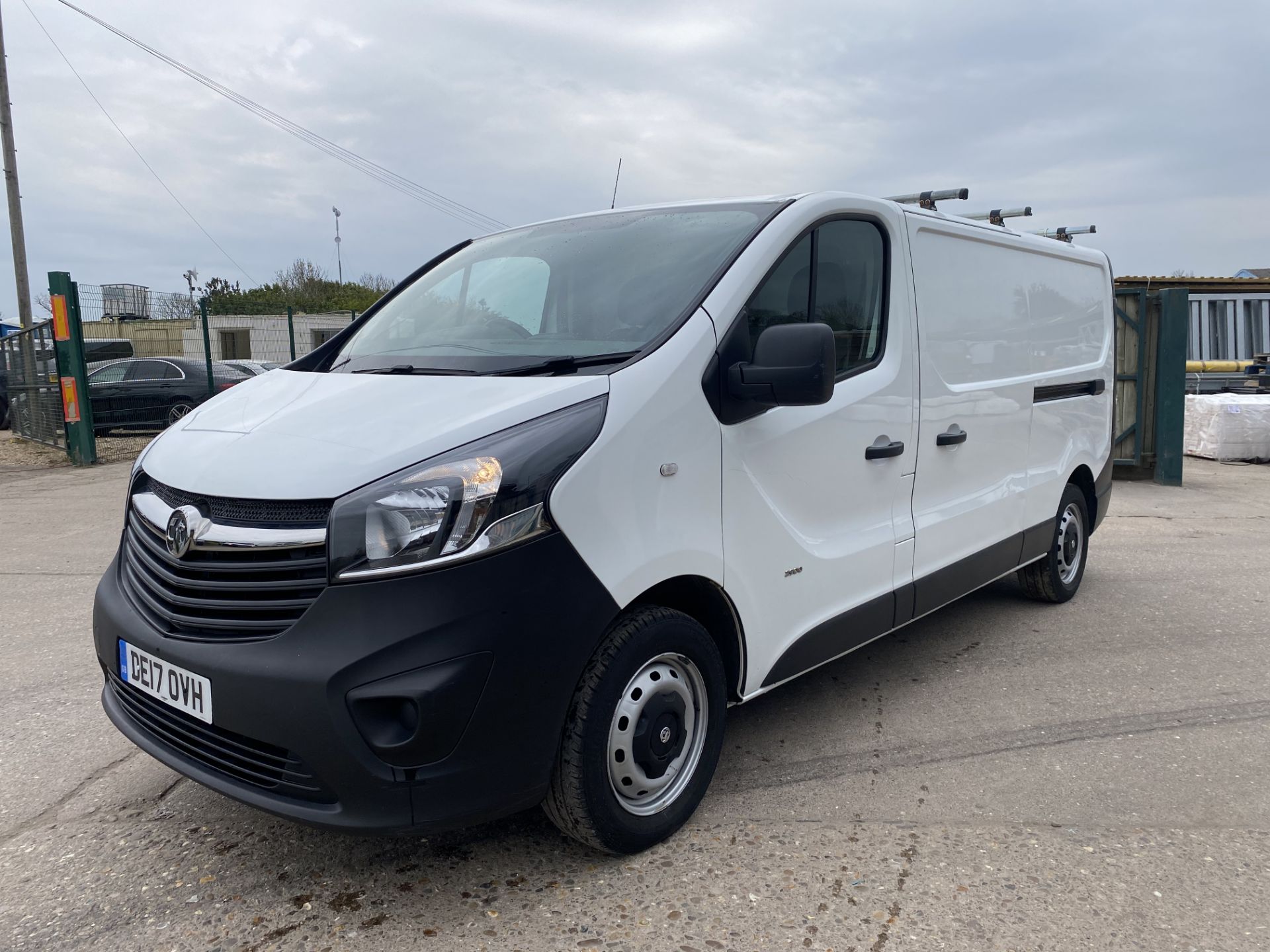 ON SALE VAUXHALL VIVARO 2900 1.6CDTI (120) LONG WHEEL BASE - EURO 6 - 17 REG - ONLY 20K MILES - WOW! - Image 4 of 14