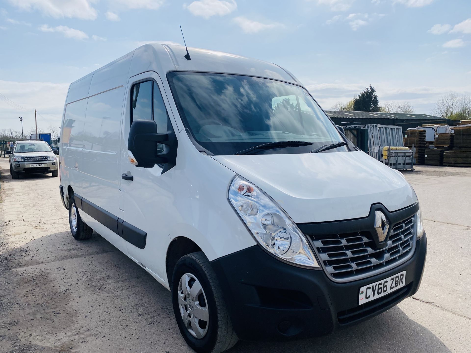 ON SALE RENAULT MASTER MM35 BUSINESS + 2.3DCI (130) EURO 6 "ULEZ COMPLIANT"MWB- 2017 MODEL - AIR CON - Image 3 of 17