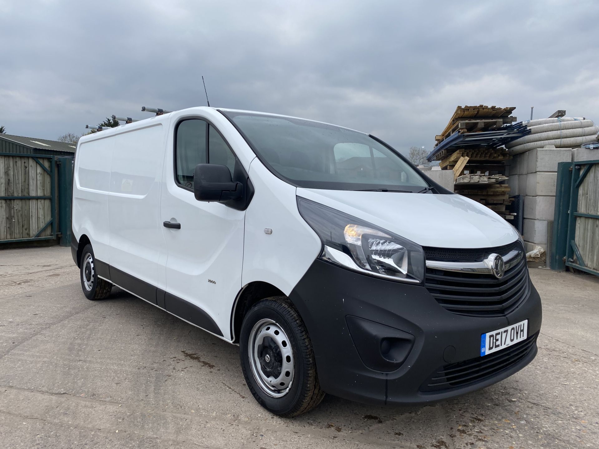 ON SALE VAUXHALL VIVARO 2900 1.6CDTI (120) LONG WHEEL BASE - EURO 6 - 17 REG - ONLY 20K MILES - WOW!