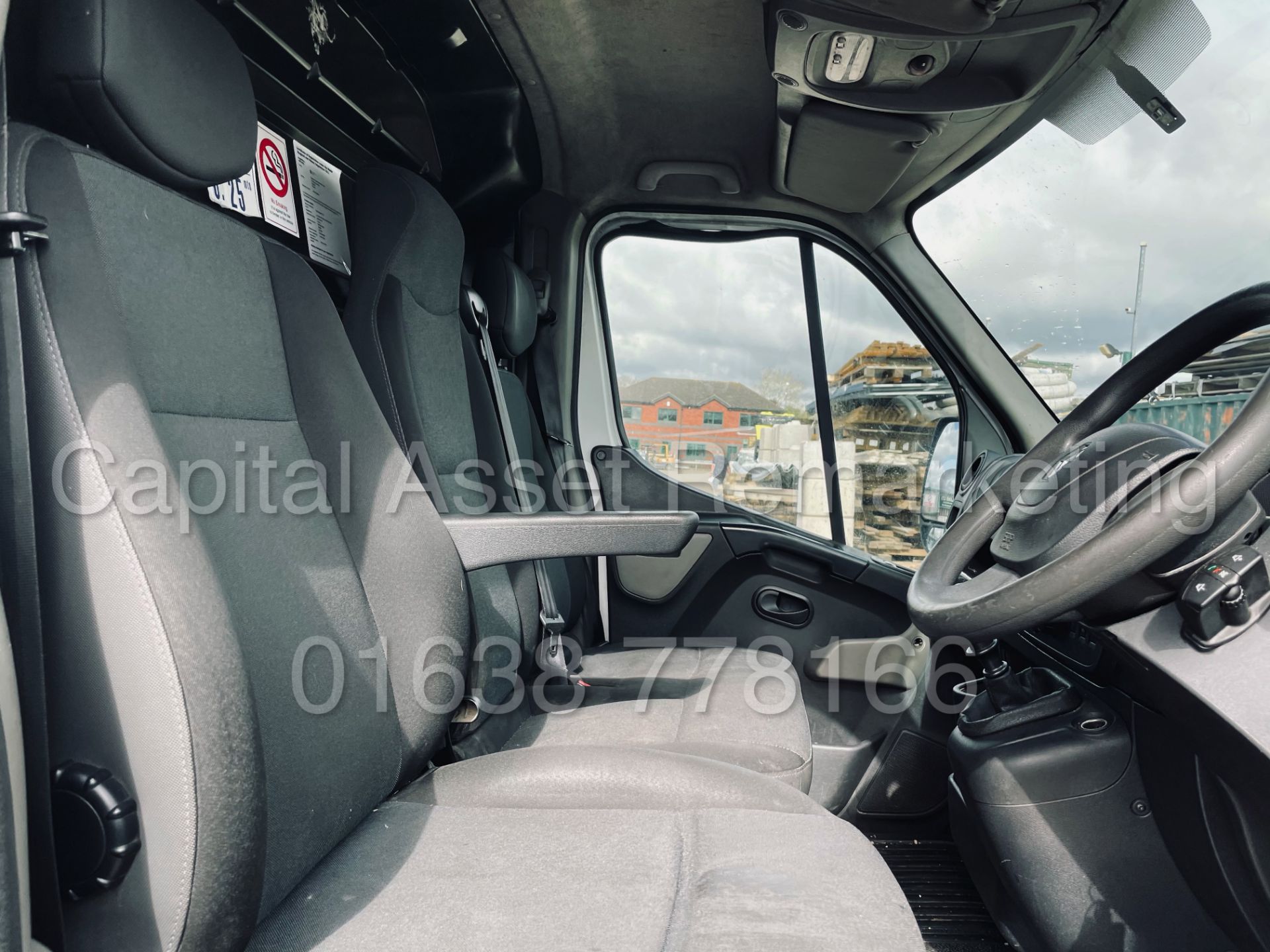 RENAULT MASTER *LWB - LOW LOADER / LUTON BOX VAN* (2018 - EURO 6) '2.3 DCI -140 BHP - 6 SPEED' *A/C* - Image 28 of 40