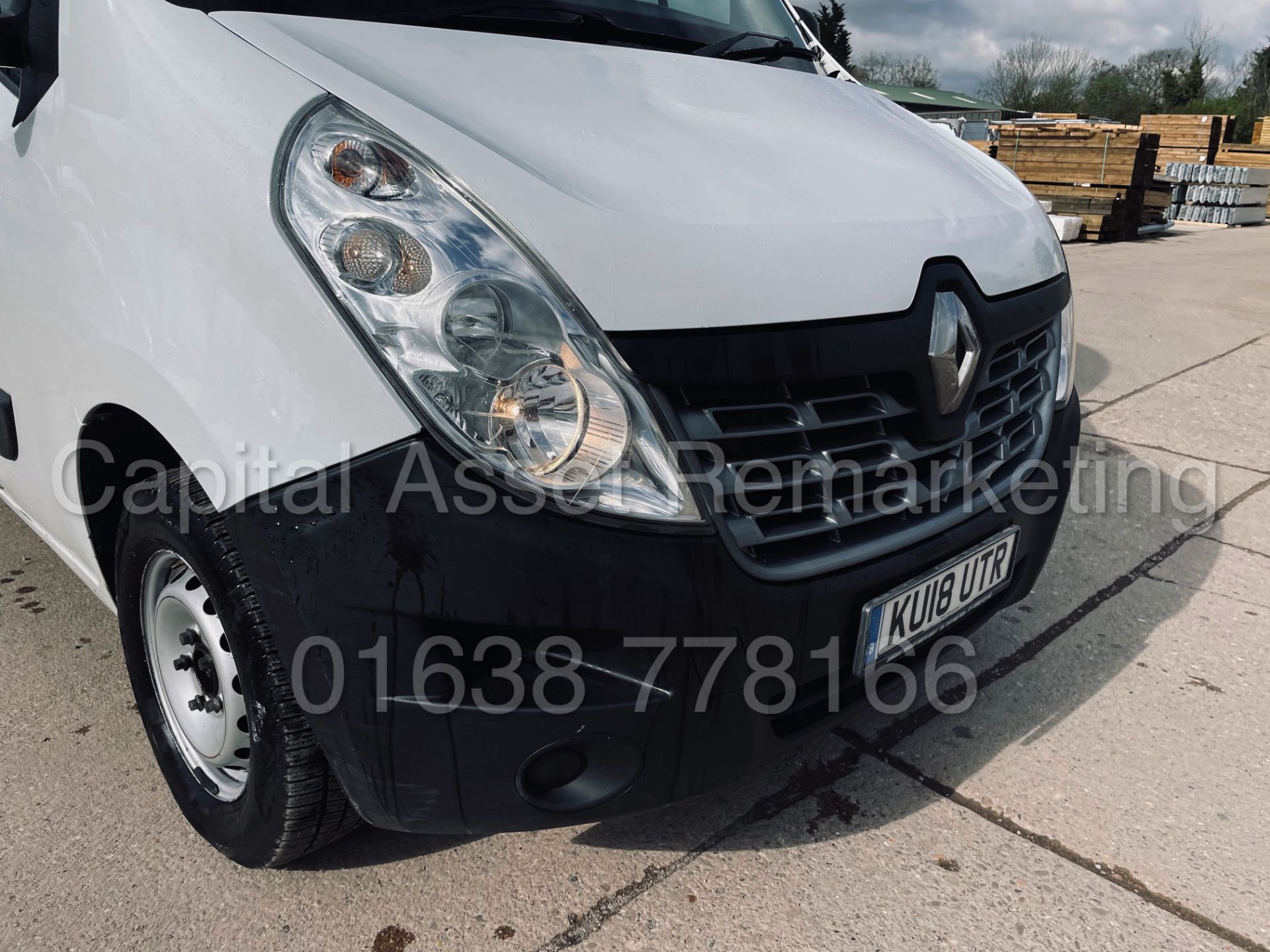 RENAULT MASTER *LWB - LOW LOADER / LUTON BOX VAN* (2018 - EURO 6) '2.3 DCI -140 BHP - 6 SPEED' *A/C* - Image 15 of 40