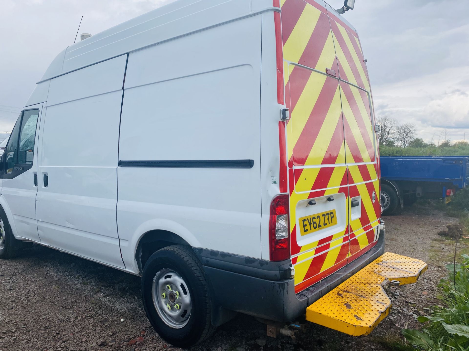 ON SALE FORD TRANSIT T350 RWD 2.2TDCI MEDIUM WHEEL BASE HIGH ROOF WITH ONBOARD COMPRESSOR - 62 REG -