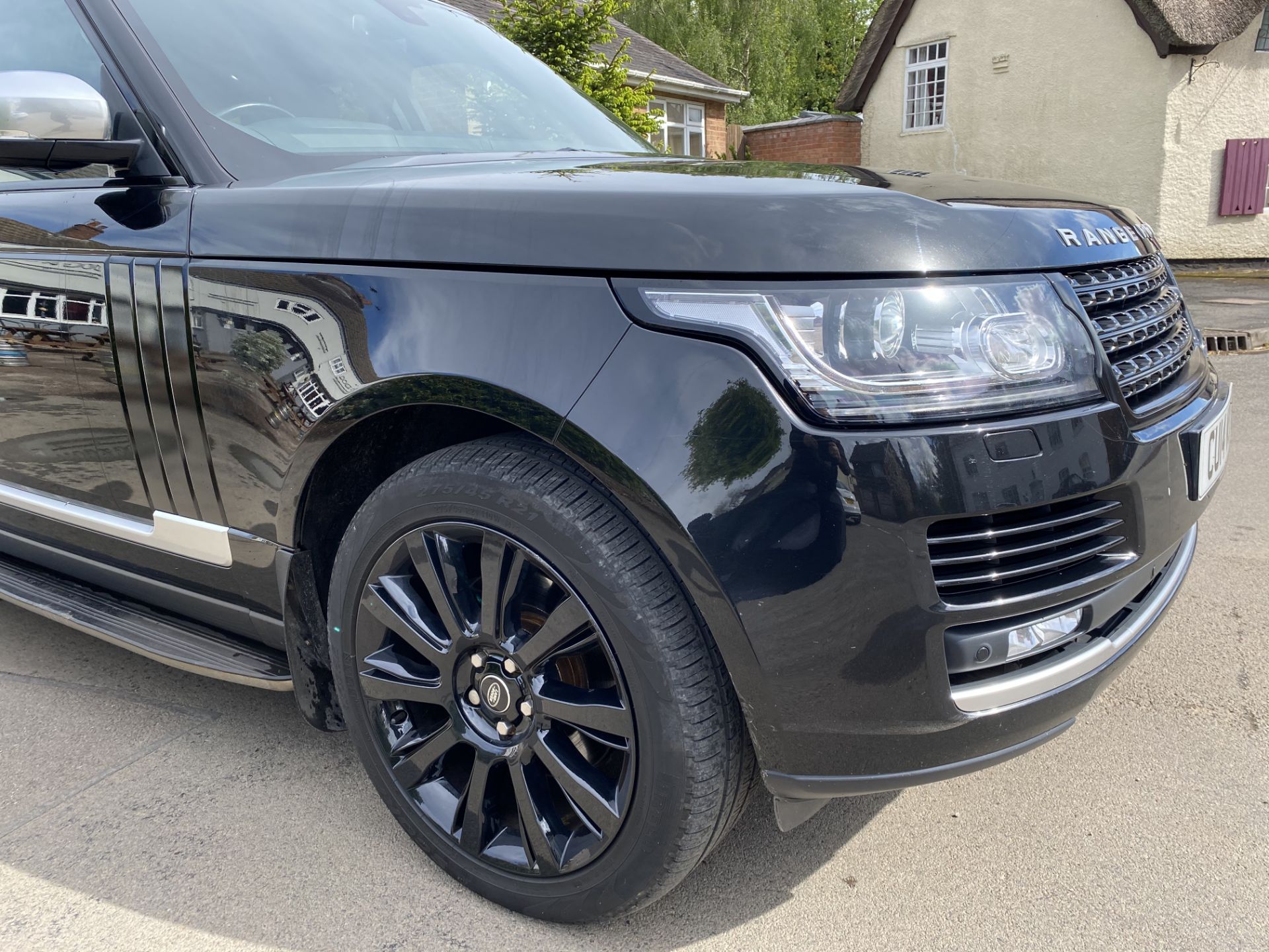 (On Sale) RANGE ROVER VOGUE 3.0"TDV6" (2014) NEW SHAPE- FSH -MEGA SPEC! - LEATHER -1 OWNER FROM NEW - Image 11 of 35