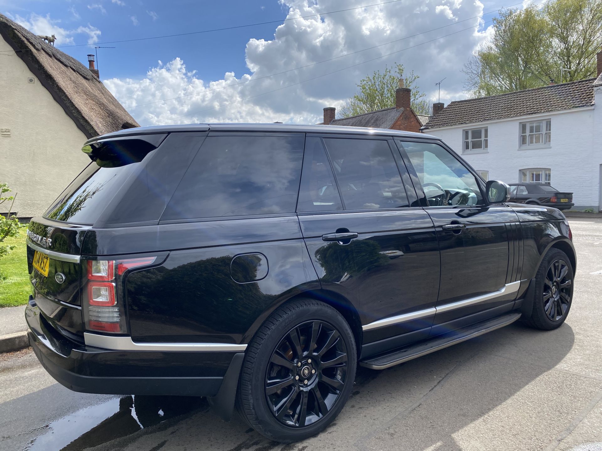 (On Sale) RANGE ROVER VOGUE 3.0"TDV6" (2014) NEW SHAPE- FSH -MEGA SPEC! - LEATHER -1 OWNER FROM NEW - Image 9 of 35