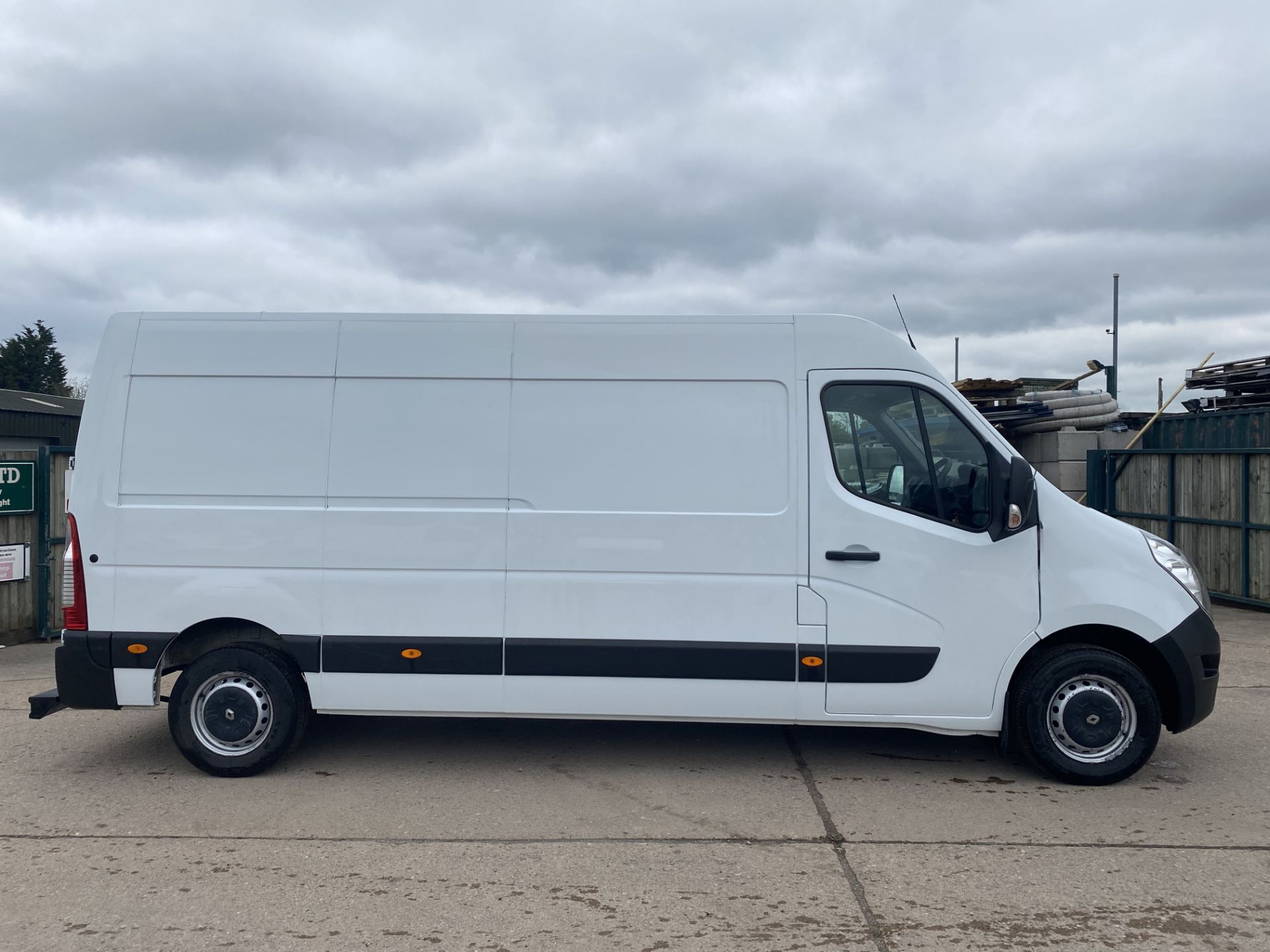 ON SALE RENAULT MASTER LM35 "BUSINESS" 2.3DCI (130) LWB HIGH ROOF VAN - 17 REG - 1 KEEPER -EURO 6 - Image 8 of 18