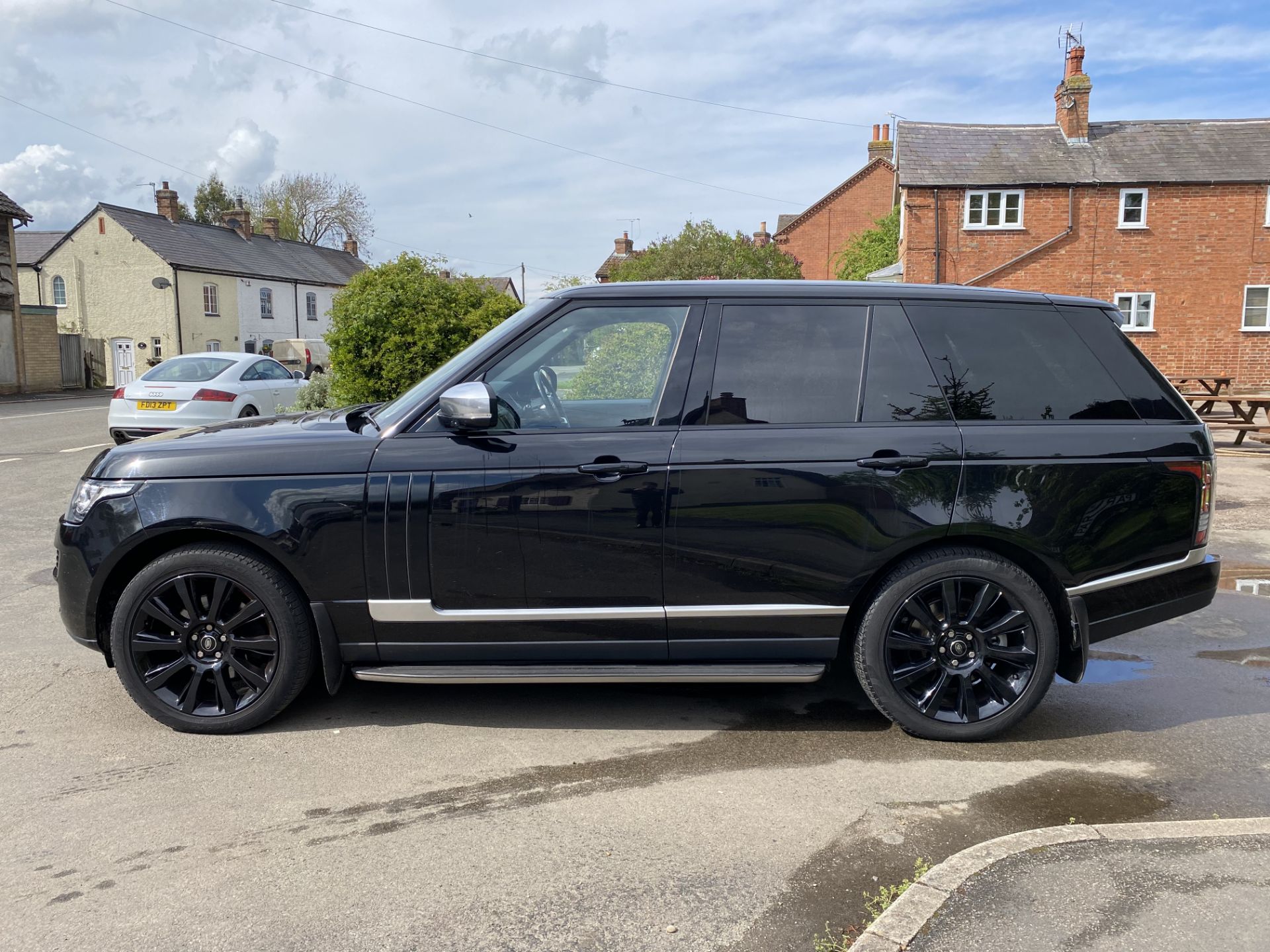 (On Sale) RANGE ROVER VOGUE 3.0"TDV6" (2014) NEW SHAPE- FSH -MEGA SPEC! - LEATHER -1 OWNER FROM NEW - Image 6 of 35