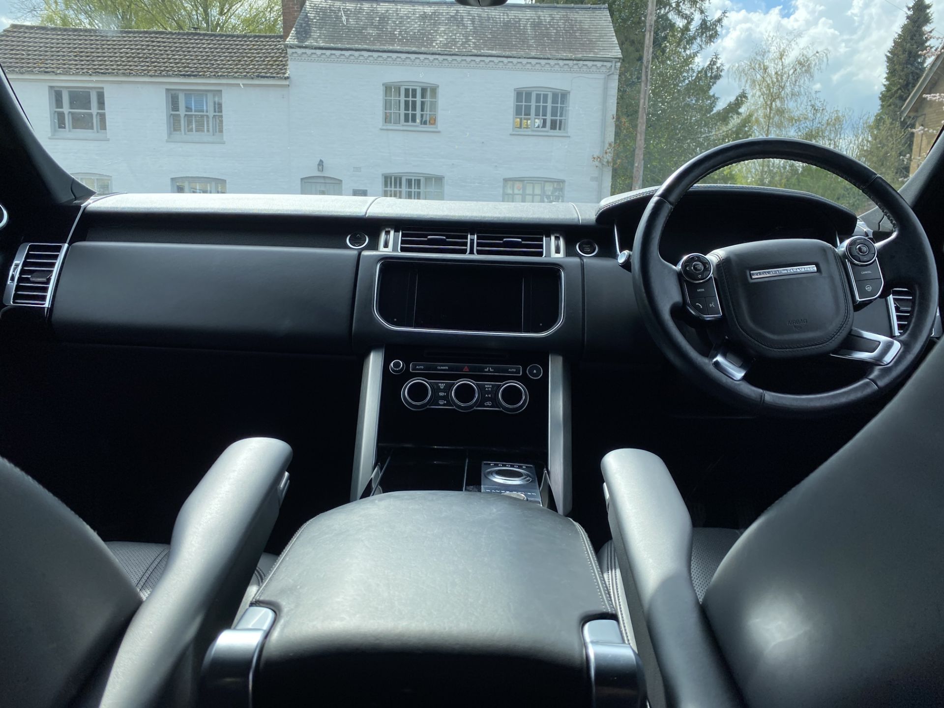 (On Sale) RANGE ROVER VOGUE 3.0"TDV6" (2014) NEW SHAPE- FSH -MEGA SPEC! - LEATHER -1 OWNER FROM NEW - Image 19 of 35