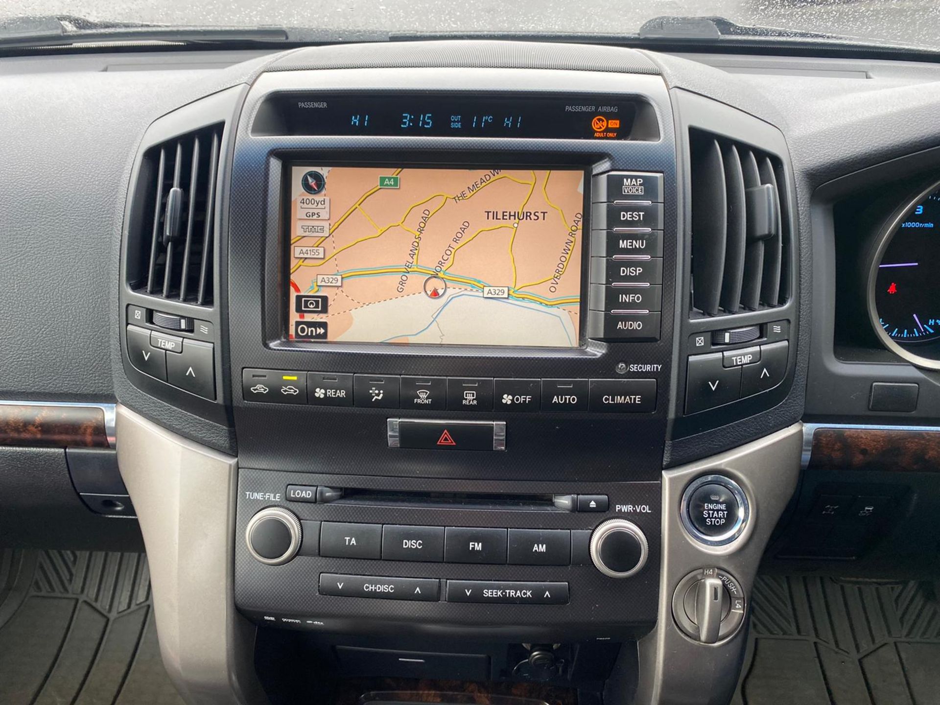 TOYOTA LANDCRUISER V8 4.5D-4D AUTO (NEW SHAPE) LEATHER - SAT NAV - AIR SUSPENSION- 7 SEATER -WOW!!! - Image 14 of 19