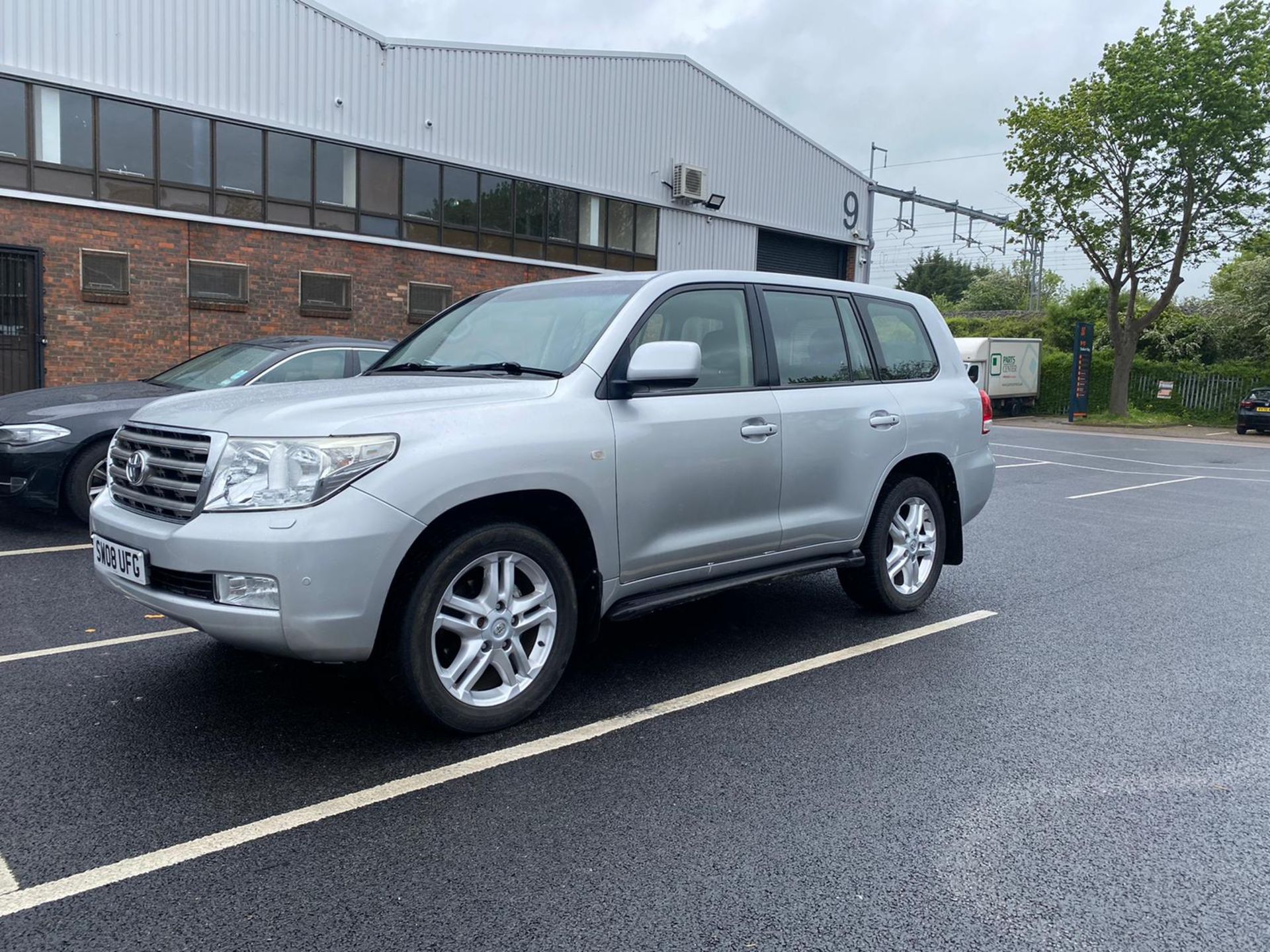 TOYOTA LANDCRUISER V8 4.5D-4D AUTO (NEW SHAPE) LEATHER - SAT NAV - AIR SUSPENSION- 7 SEATER -WOW!!! - Image 4 of 19