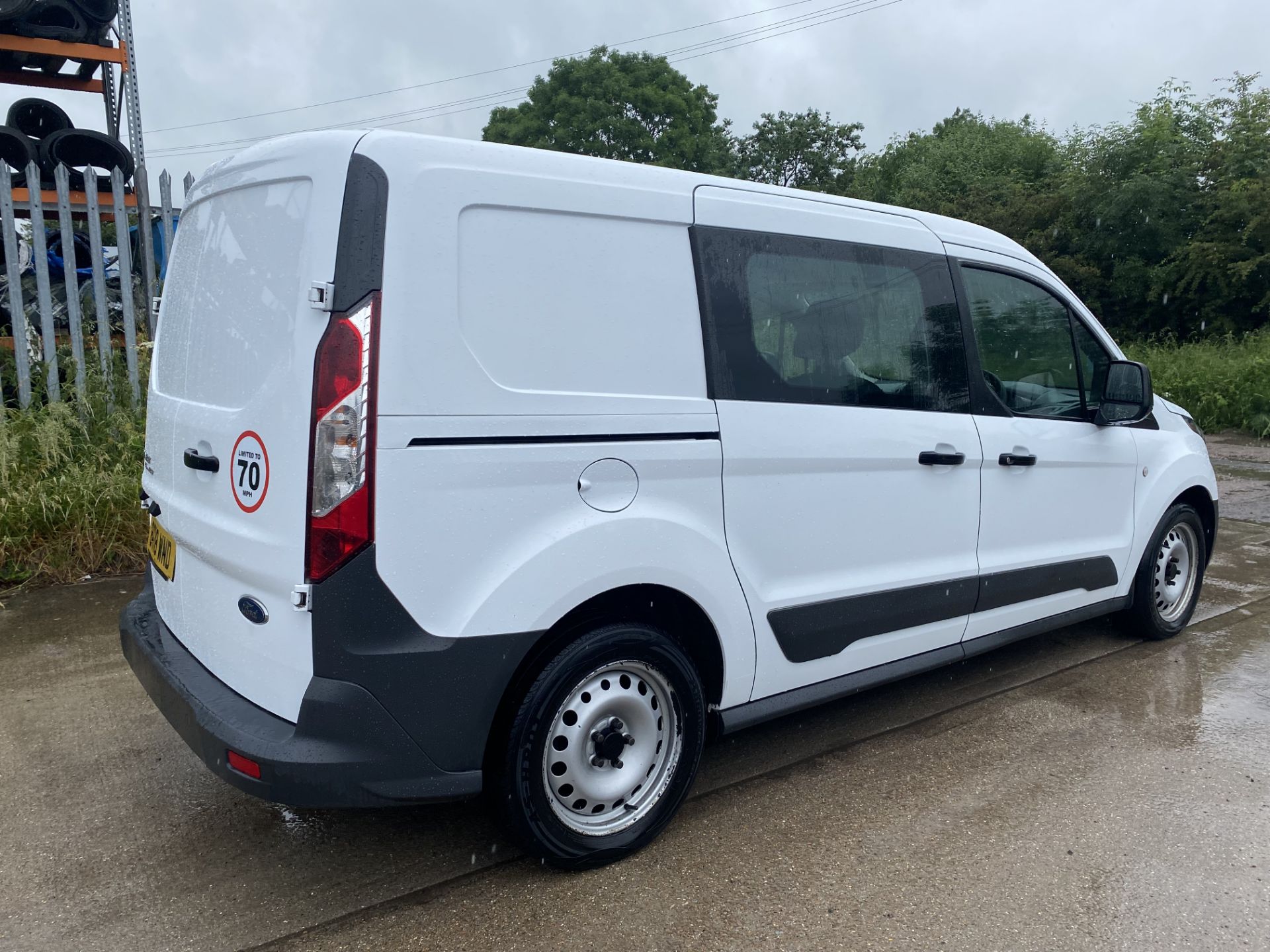 ON SALE FORD TRANSIT CONNECT T230L 1.5TDCI (100) "LWB 5 SEAT CREW VAN / DUALINER - 18 REG - AIR CON - Image 10 of 28