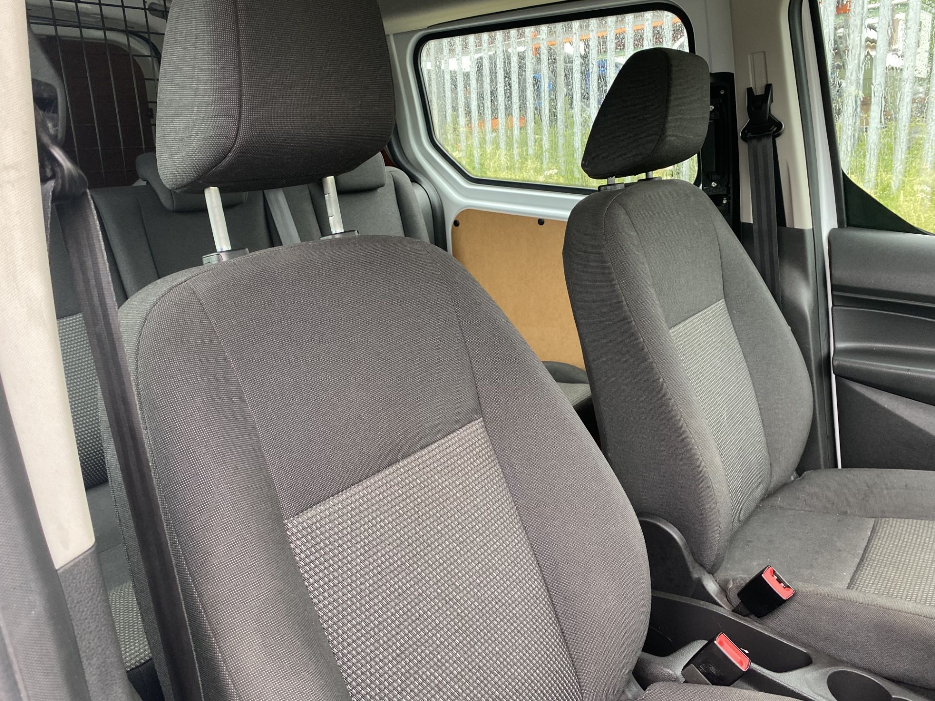 ON SALE FORD TRANSIT CONNECT T230L 1.5TDCI (100) "LWB 5 SEAT CREW VAN / DUALINER - 18 REG - AIR CON - Image 20 of 28