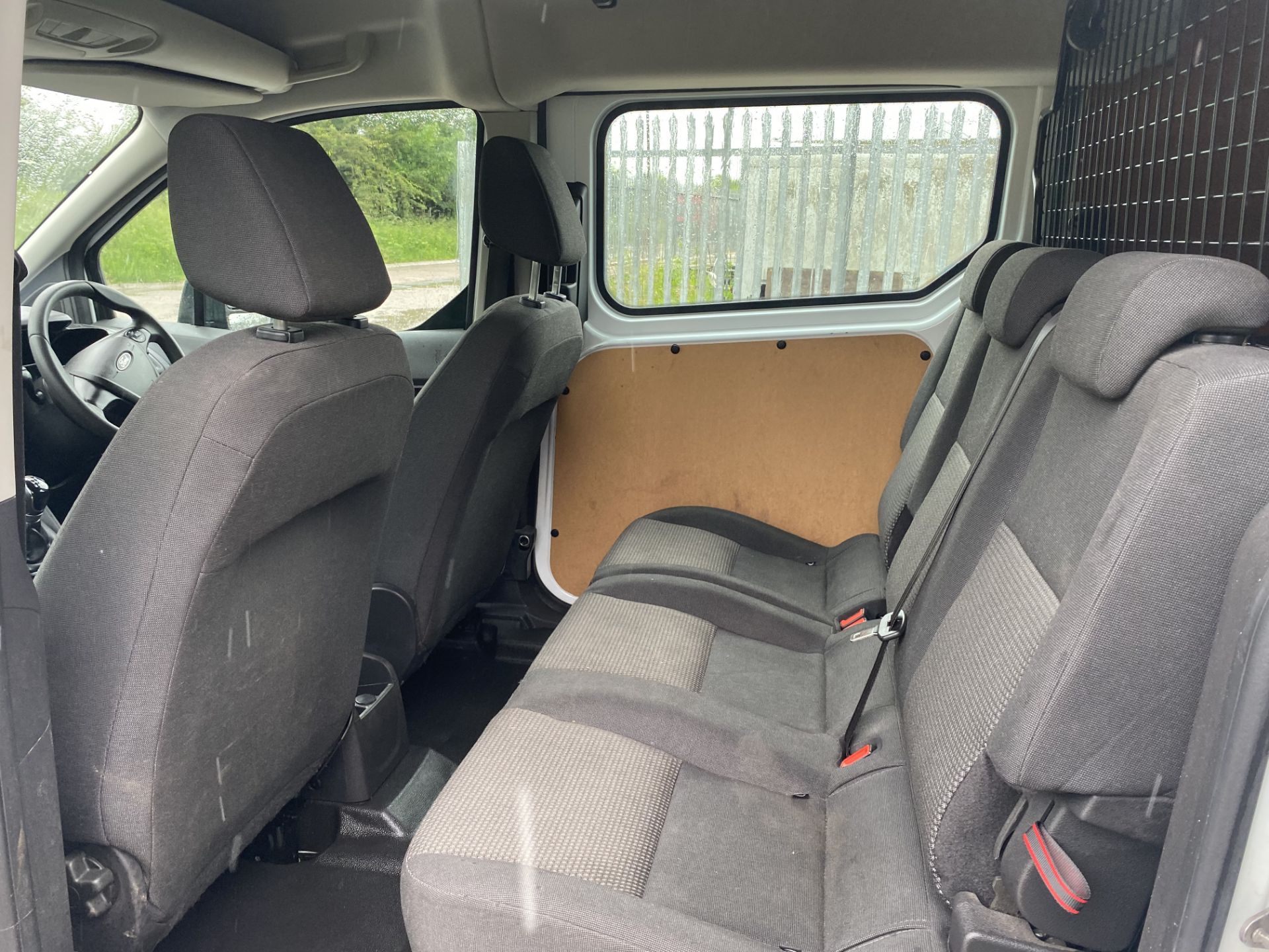 ON SALE FORD TRANSIT CONNECT T230L 1.5TDCI (100) "LWB 5 SEAT CREW VAN / DUALINER - 18 REG - AIR CON - Image 14 of 28