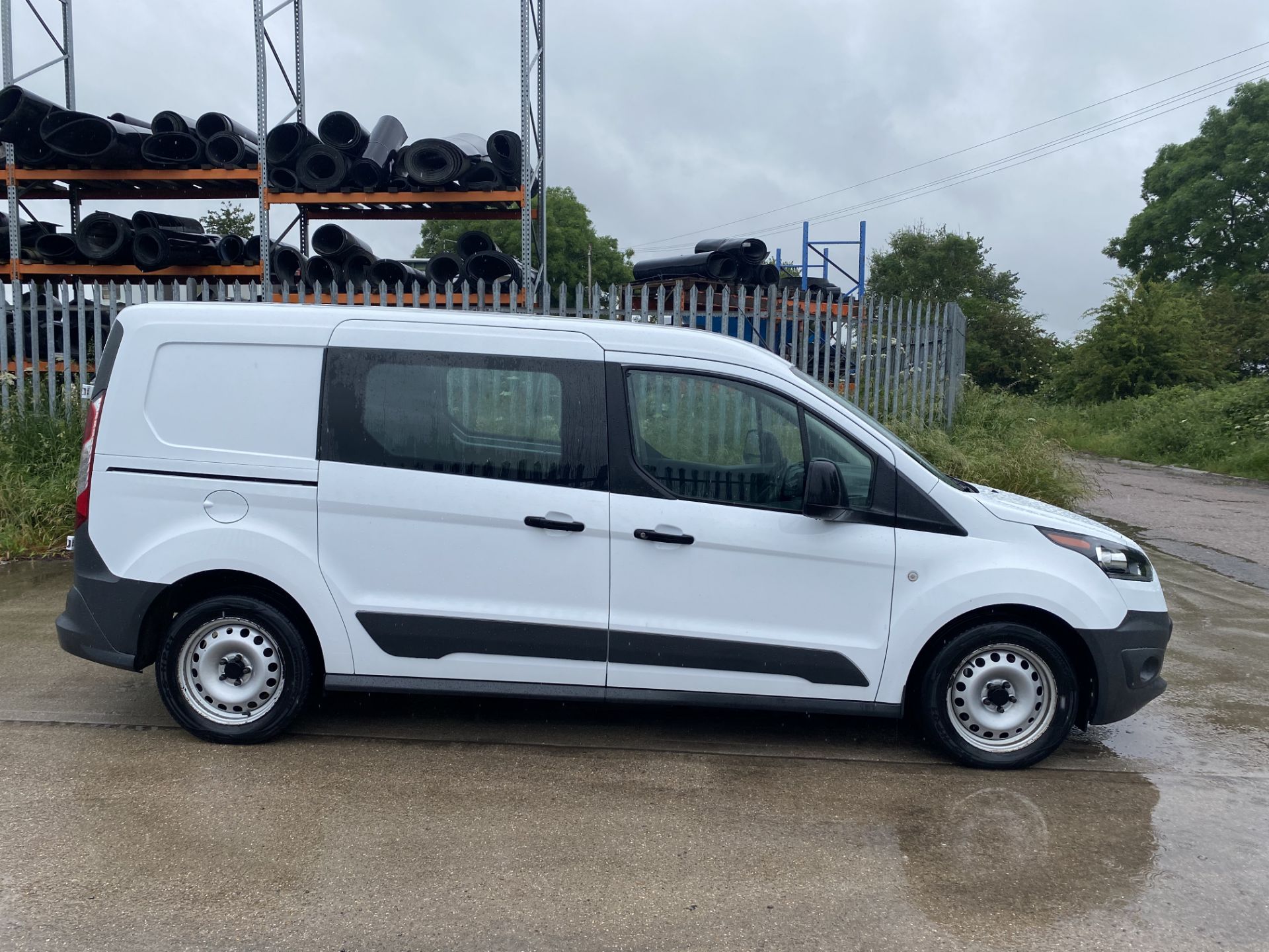 ON SALE FORD TRANSIT CONNECT T230L 1.5TDCI (100) "LWB 5 SEAT CREW VAN / DUALINER - 18 REG - AIR CON - Image 11 of 28