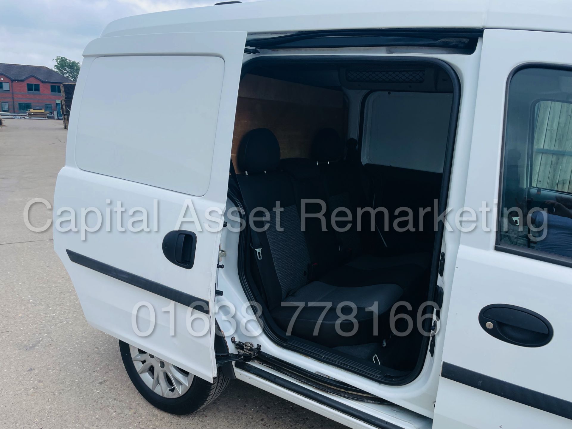 VAUXHALL COMBO CDTI *5 SEATER CREW VAN* (2011 - 11 REG) 'CDTI - 5 SPEED' (1 FORMER KEEPER) - Image 29 of 44