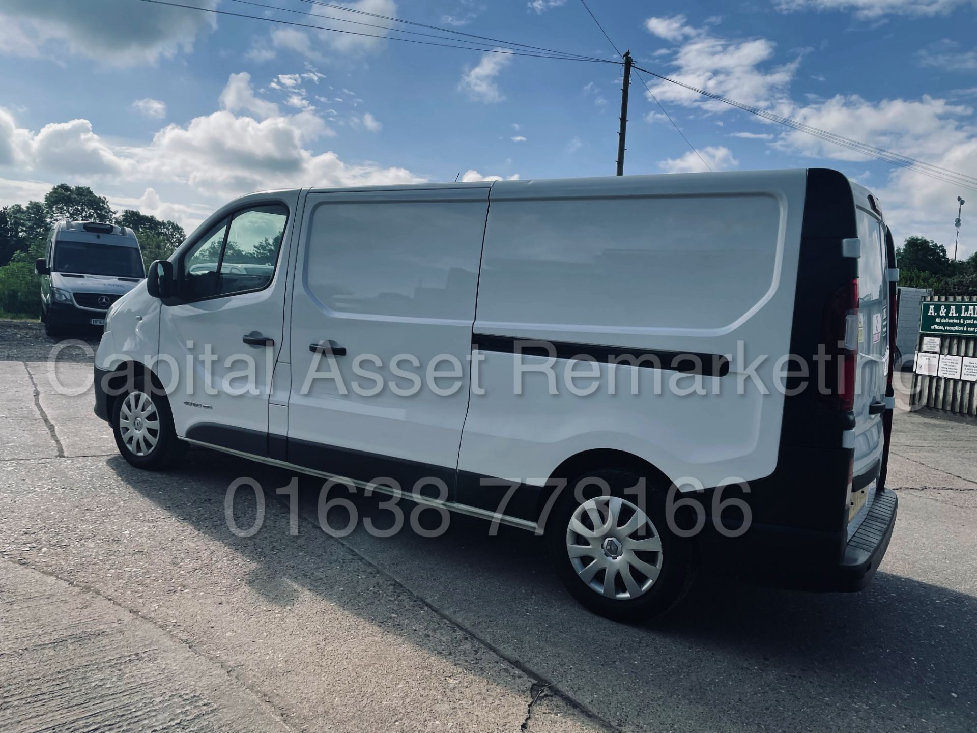 (ON SALE) RENAULT TRAFIC LL29 *BUSINESS ENERGY* LWB PANEL VAN (2017 - EURO 6) '1.6 DCI' *A/C - NAV* - Image 9 of 44