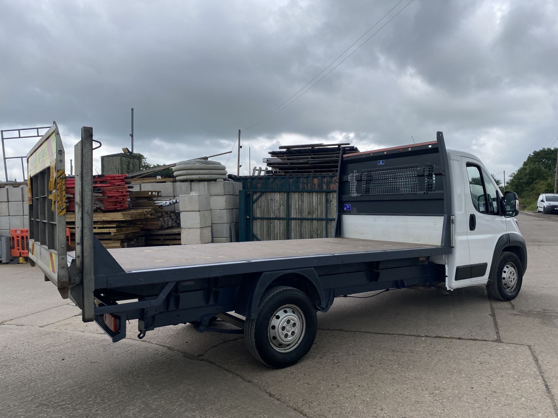 PEUGEOT BOXER 435 L4 2.0HDI START/STOP "LWB FLATBED WITH ELECTRIC TAIL LIFT -EURO 6 ADD BLUE -18 REG - Image 6 of 15