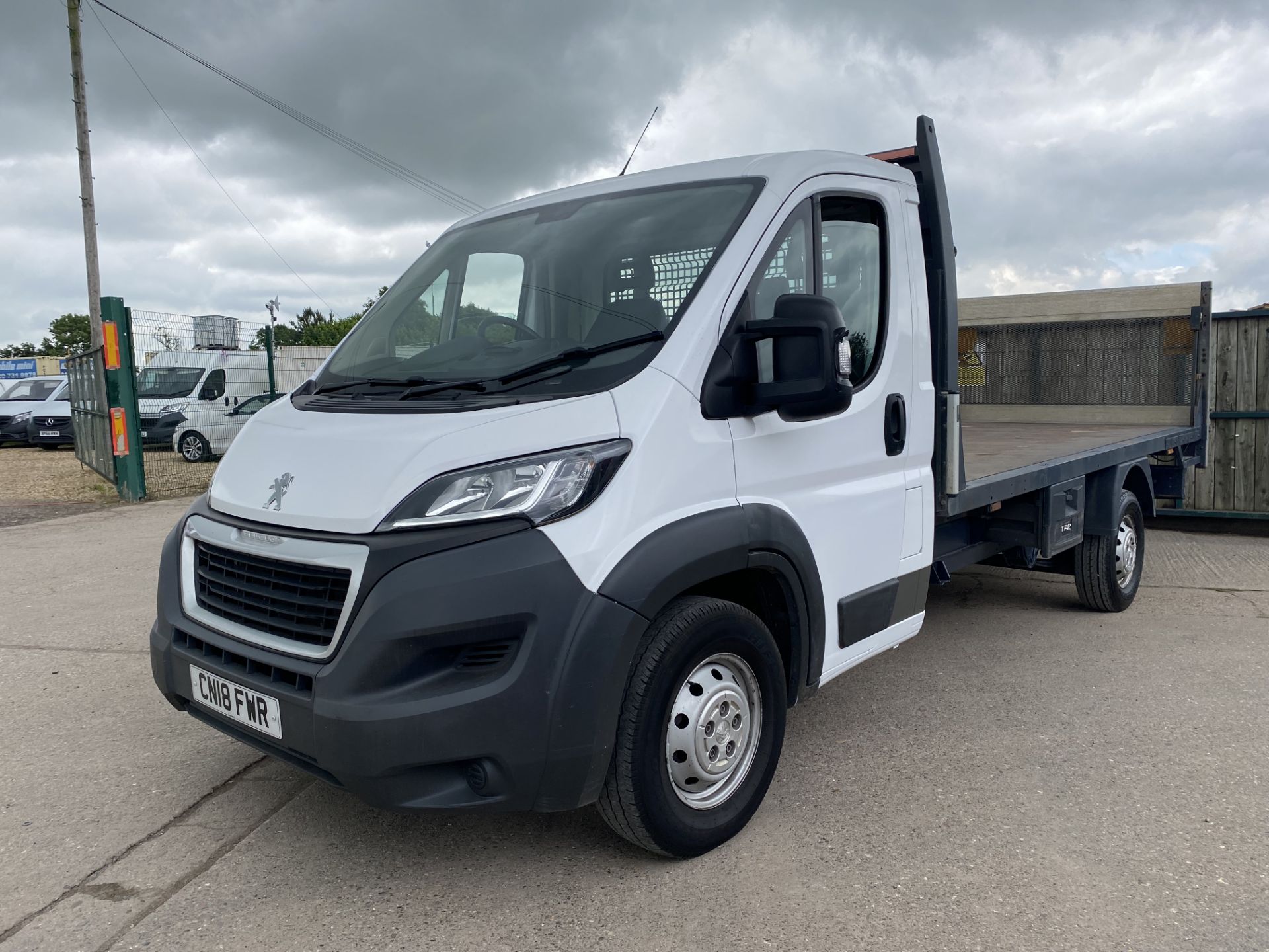 PEUGEOT BOXER 435 L4 2.0HDI START/STOP "LWB FLATBED WITH ELECTRIC TAIL LIFT -EURO 6 ADD BLUE -18 REG - Image 4 of 15