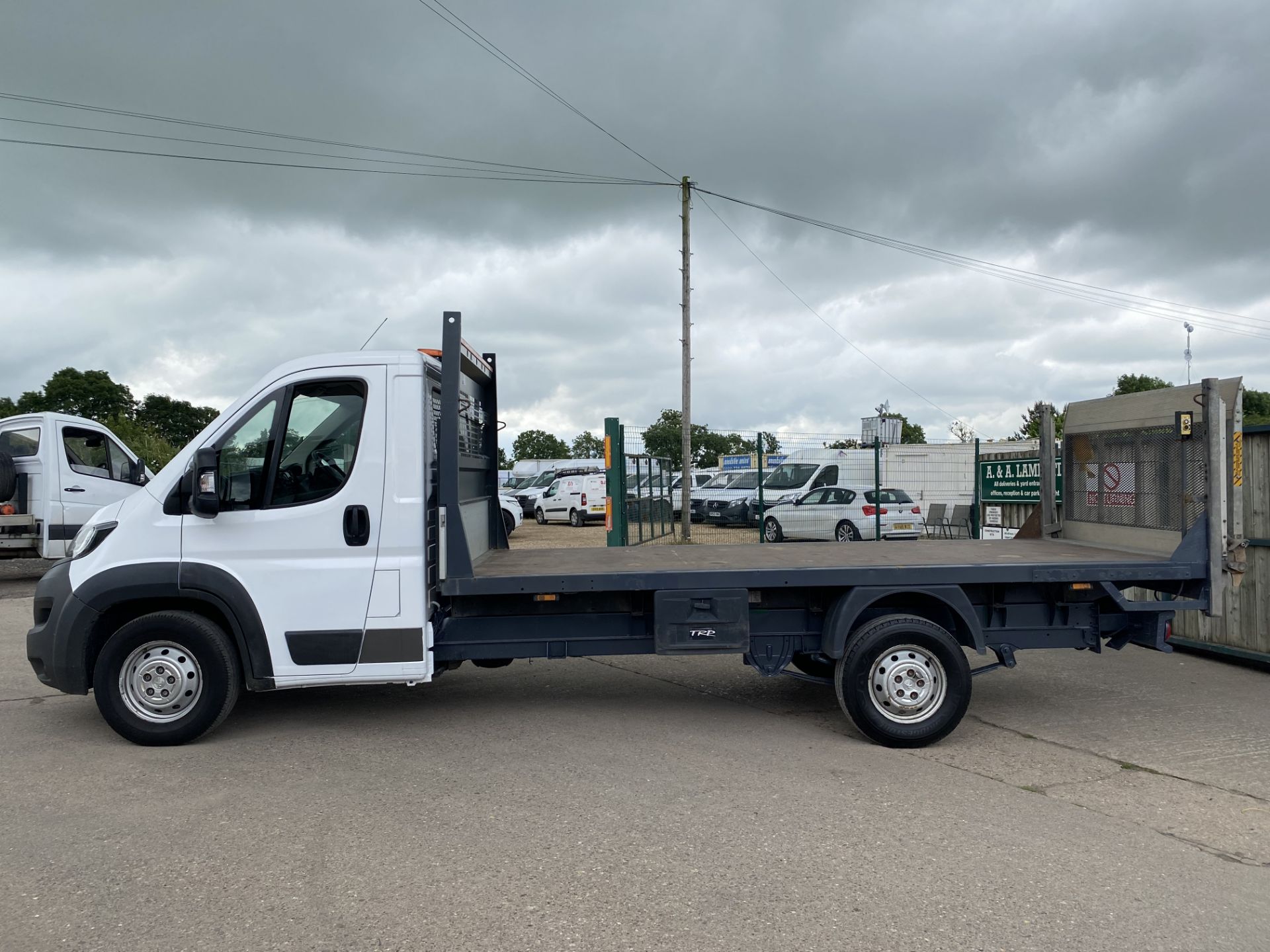 PEUGEOT BOXER 435 L4 2.0HDI START/STOP "LWB FLATBED WITH ELECTRIC TAIL LIFT -EURO 6 ADD BLUE -18 REG - Image 5 of 15