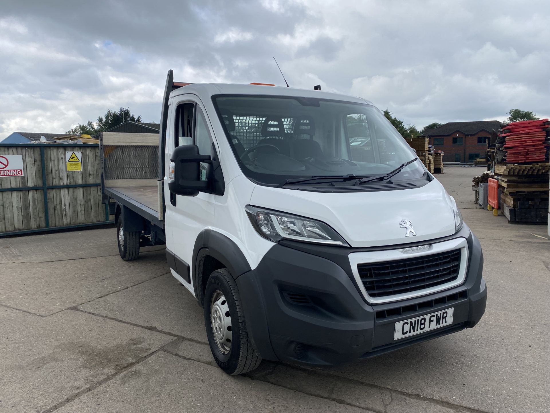 PEUGEOT BOXER 435 L4 2.0HDI START/STOP "LWB FLATBED WITH ELECTRIC TAIL LIFT -EURO 6 ADD BLUE -18 REG - Image 2 of 15
