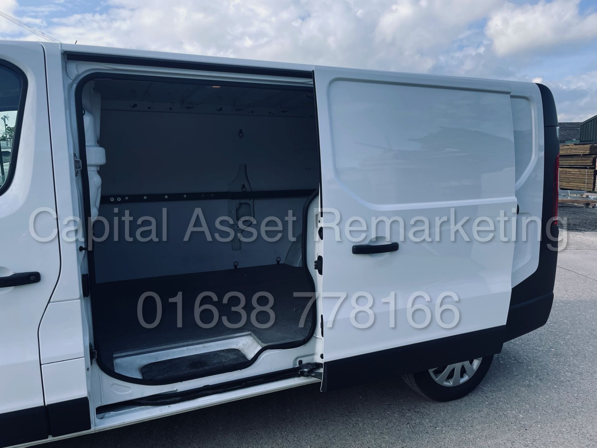 RENAULT TRAFIC LL29 *BUSINESS ENERGY* LWB PANEL VAN (2017 - EURO 6) '1.6 DCI' *A/C - SAT NAV* - Image 24 of 44